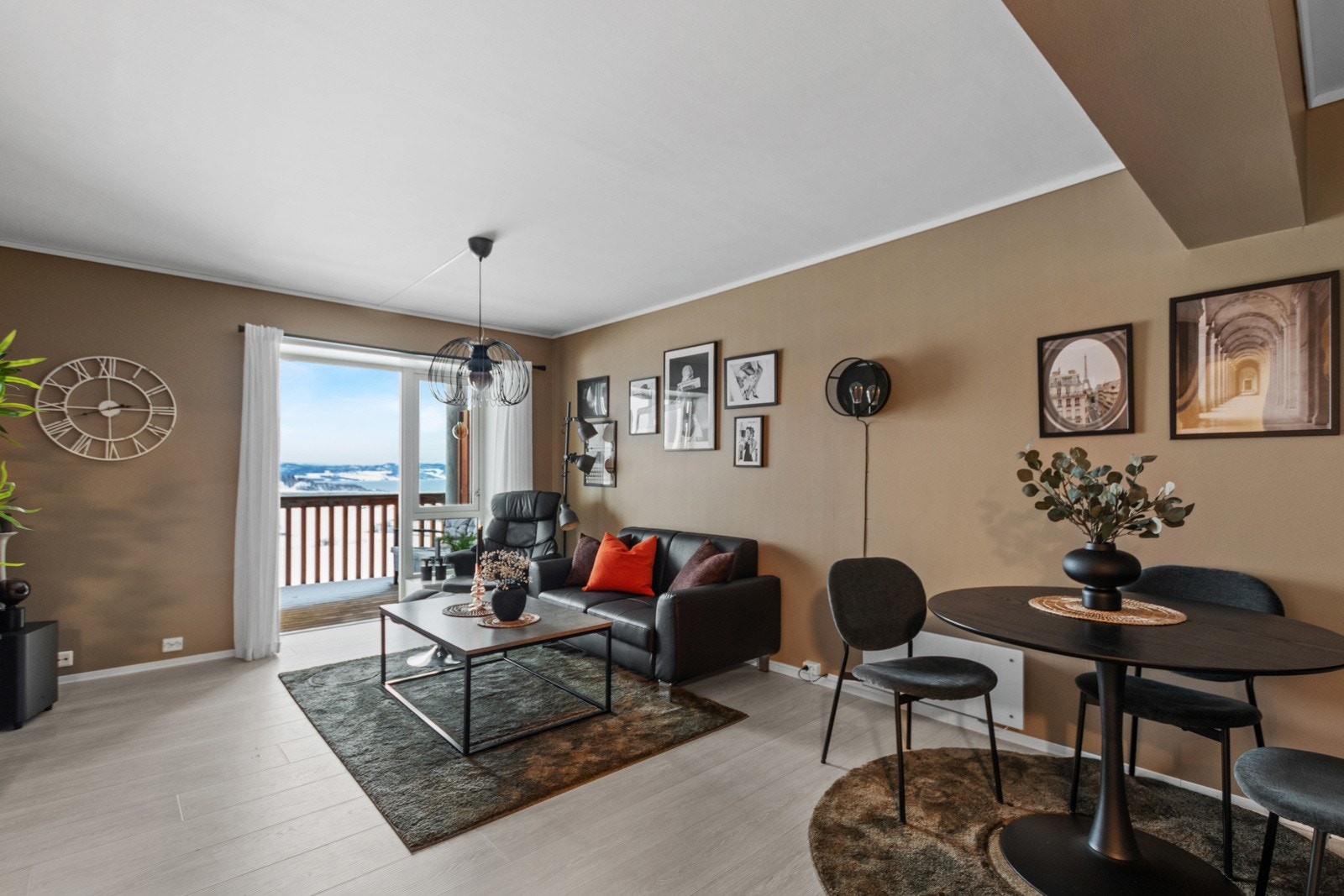 Stue med god plass for flere sittegrupper. Galleribilde