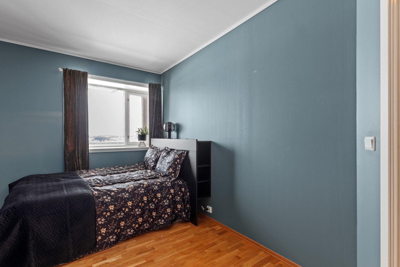 Romslig soverom med god plass for stor seng og garderobe. Galleribilde