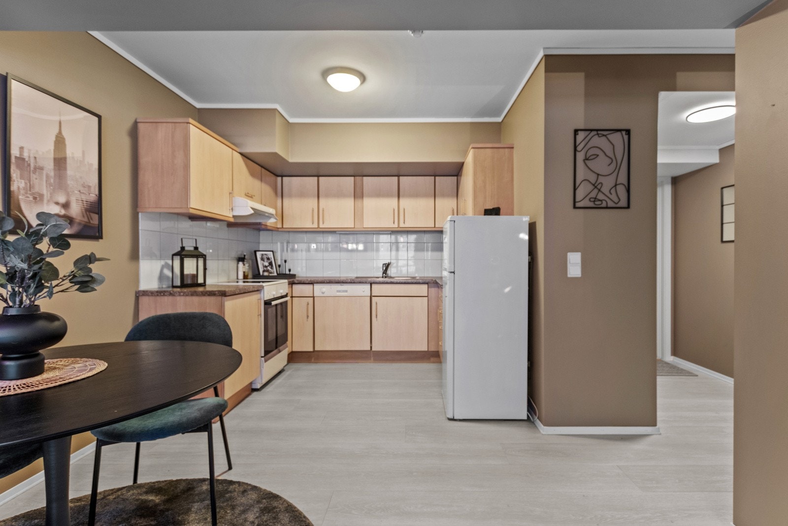 Plass for spisebord i tilknytning til kjøkken. Galleribilde