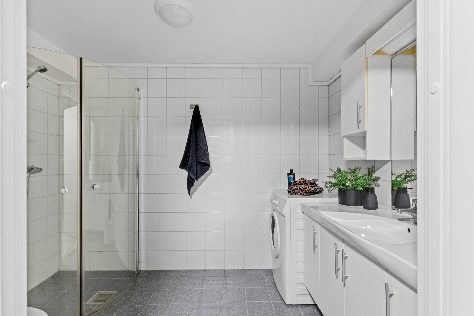 Badet er romslig og har varme i gulv. Galleribilde