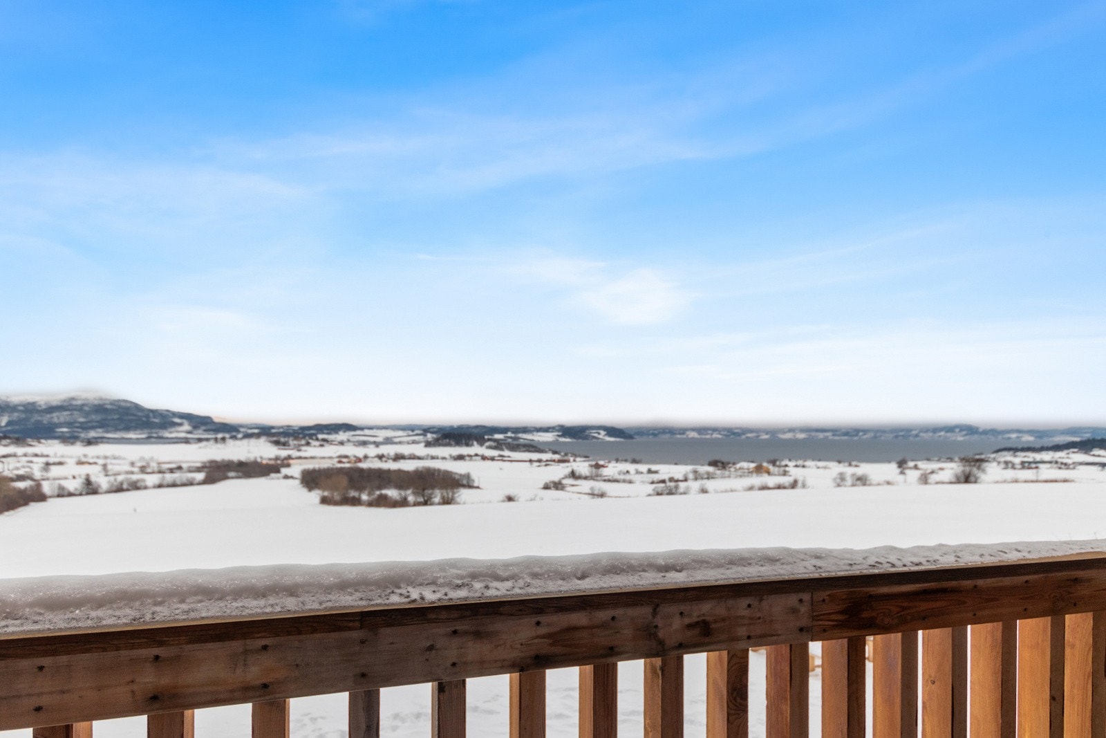 Utsikt fra stue og veranda. Galleribilde