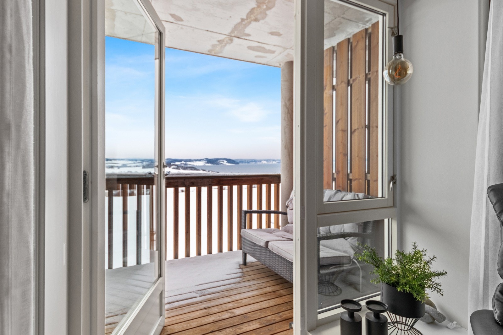 Veranda med sol fra tidlig formiddag. Galleribilde