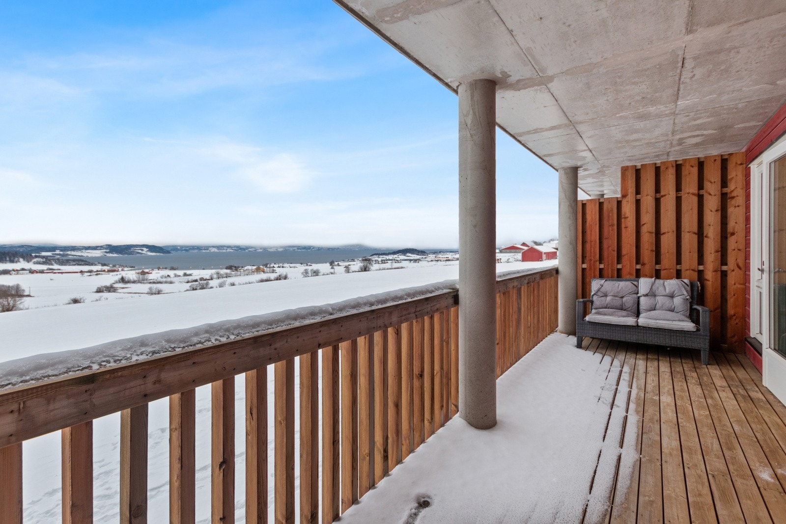 Takoverbygd terrasse med svært gode solforhold. Galleribilde