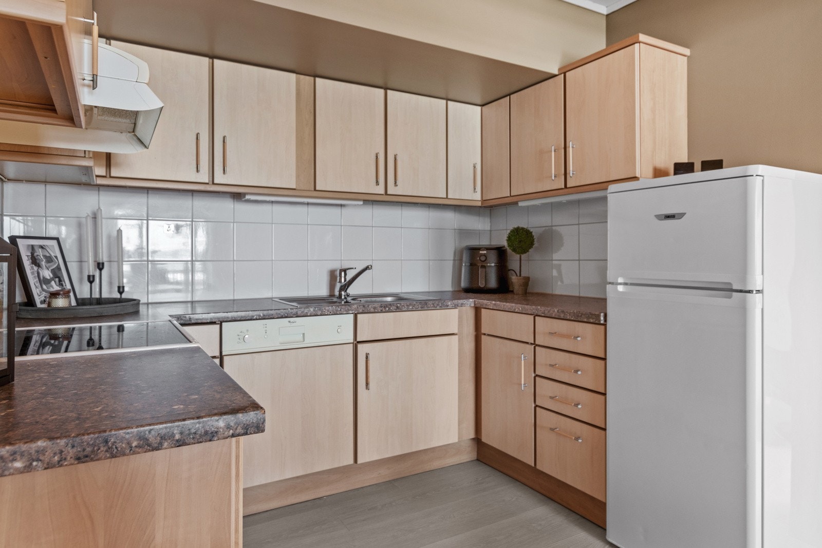 Hvitevarer kan medfølge i handelen. Galleribilde