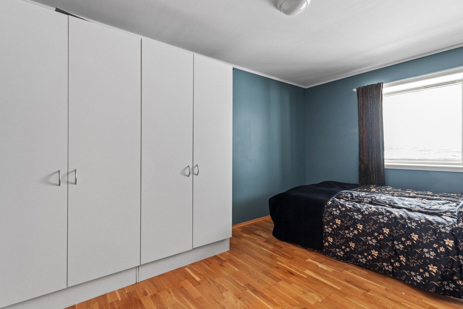 Garderobeskap på soverom medfølger. Galleribilde