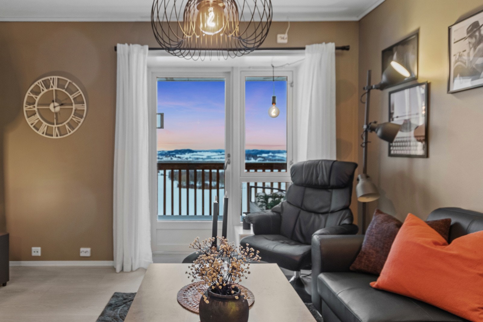 Leiligheten holder en moderne og gjennomgående god standard. Galleribilde