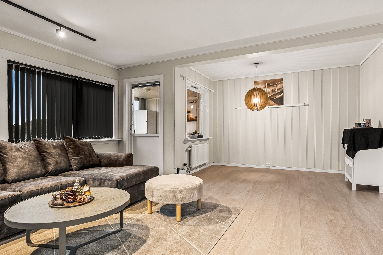 Fra stuen kan du direkte bevege deg ut på en innglasset balkong Galleribilde