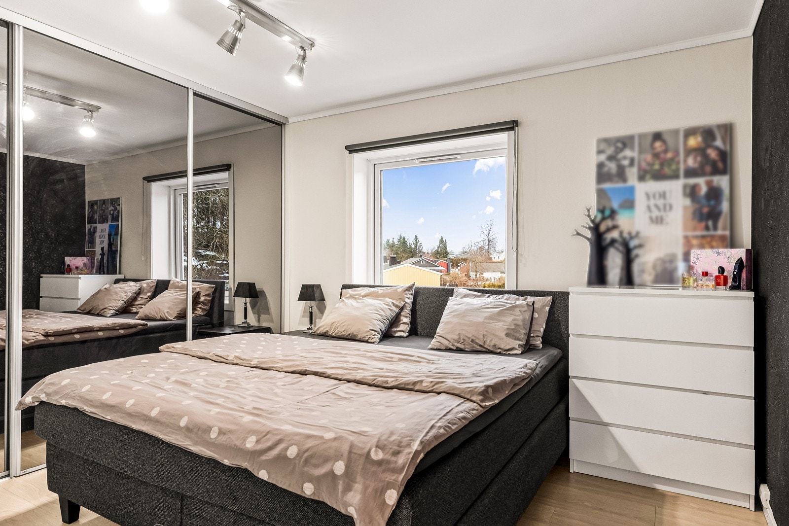 Romslig hovedsoverom med innsatt skyvedørsgarderobe med speil Galleribilde