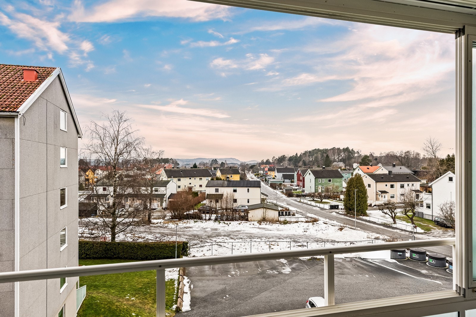 Fra balkongen har du fin utsikt til nærliggende områder og meget gode solforhold Galleribilde