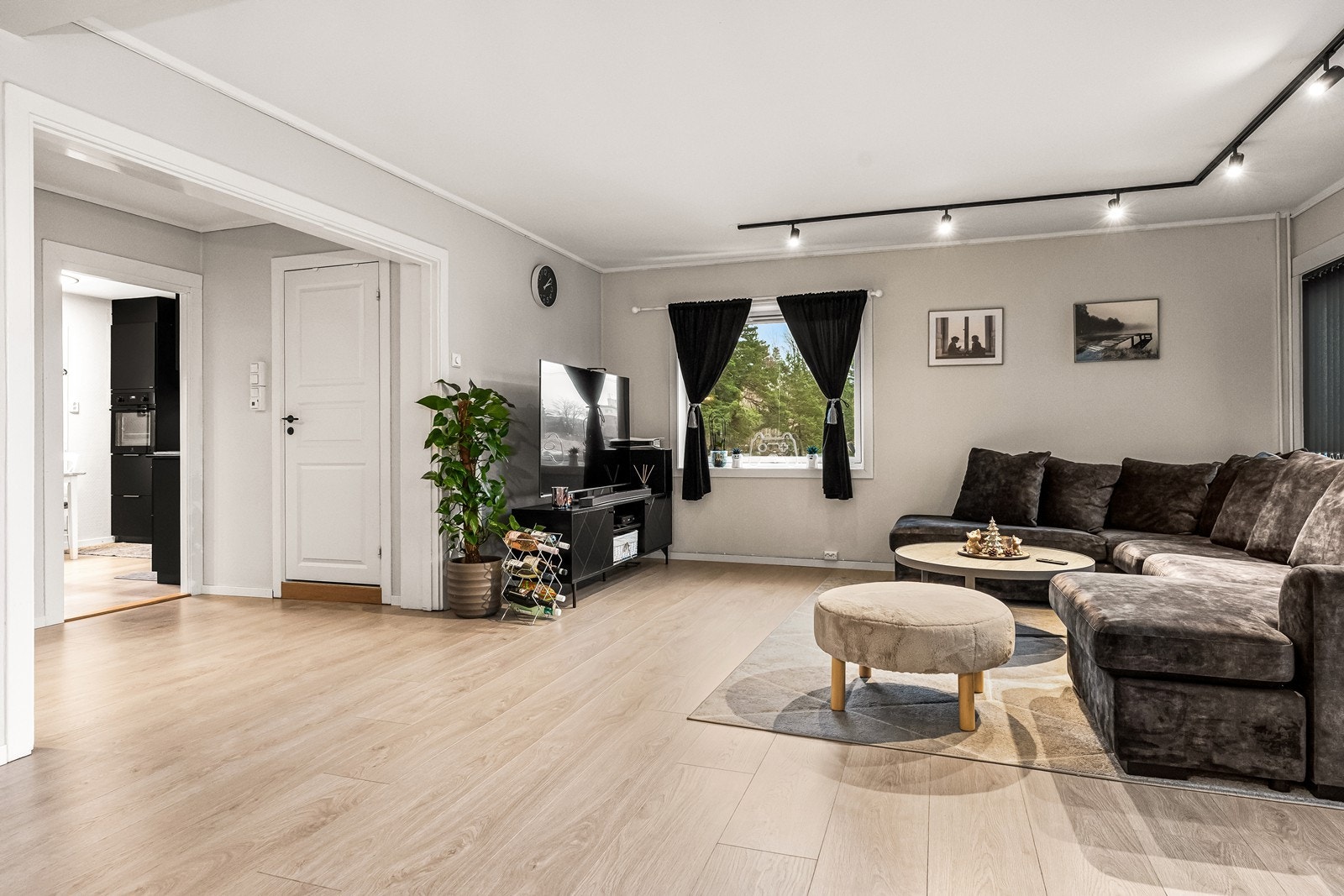 Romslig stue/spisestue med god plass til flere sittegrupper og sofaseksjon Galleribilde