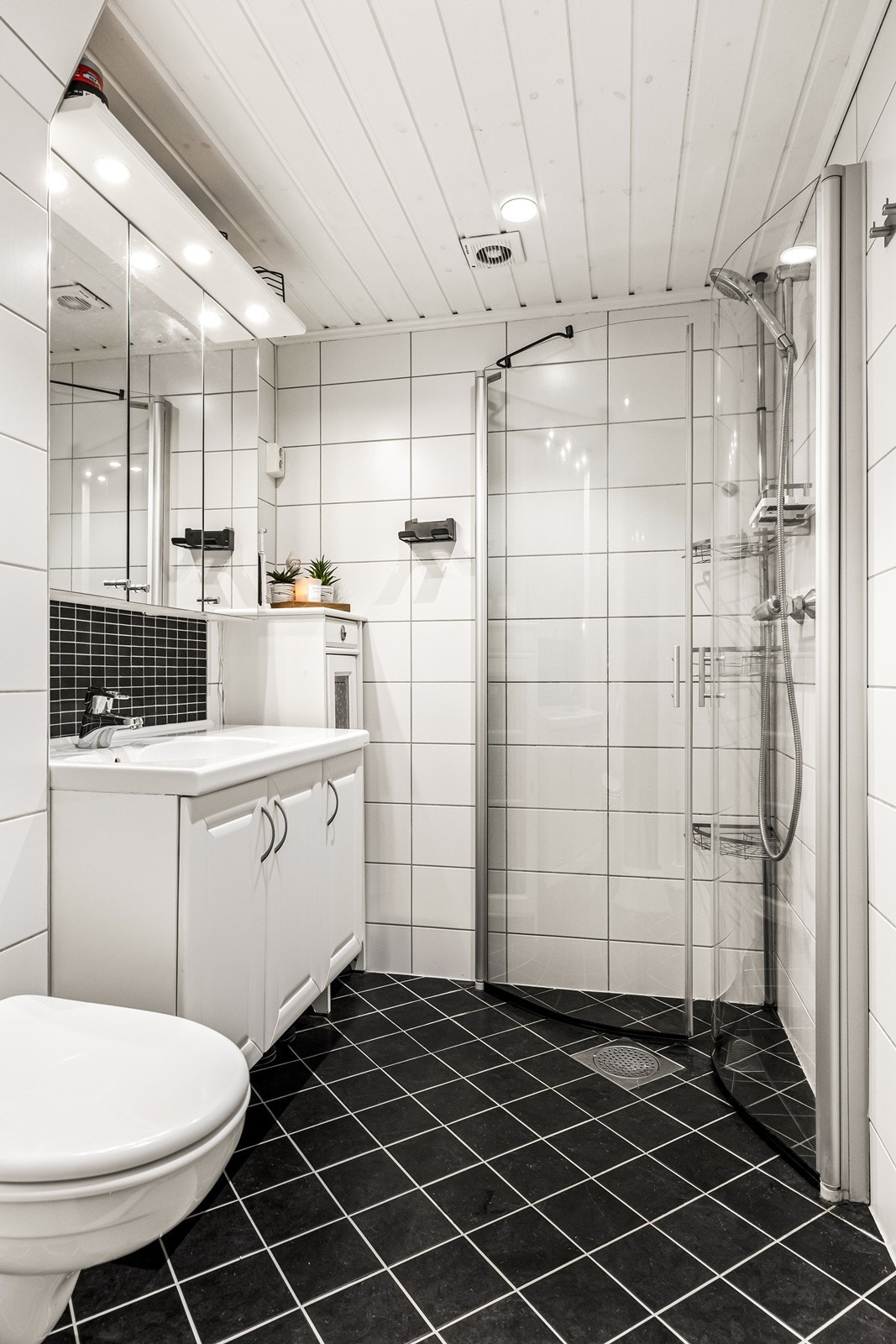 Helfliset baderom med underliggende varmekabler Galleribilde