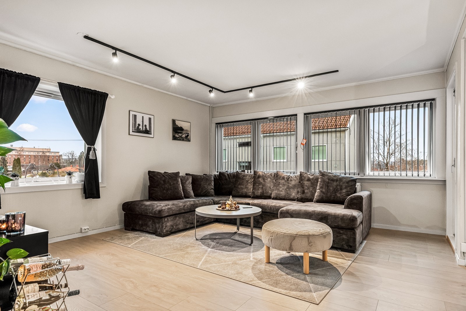 Endeleilighet med lys inn fra flere retninger gir gode lysforhold og fin utsikt Galleribilde