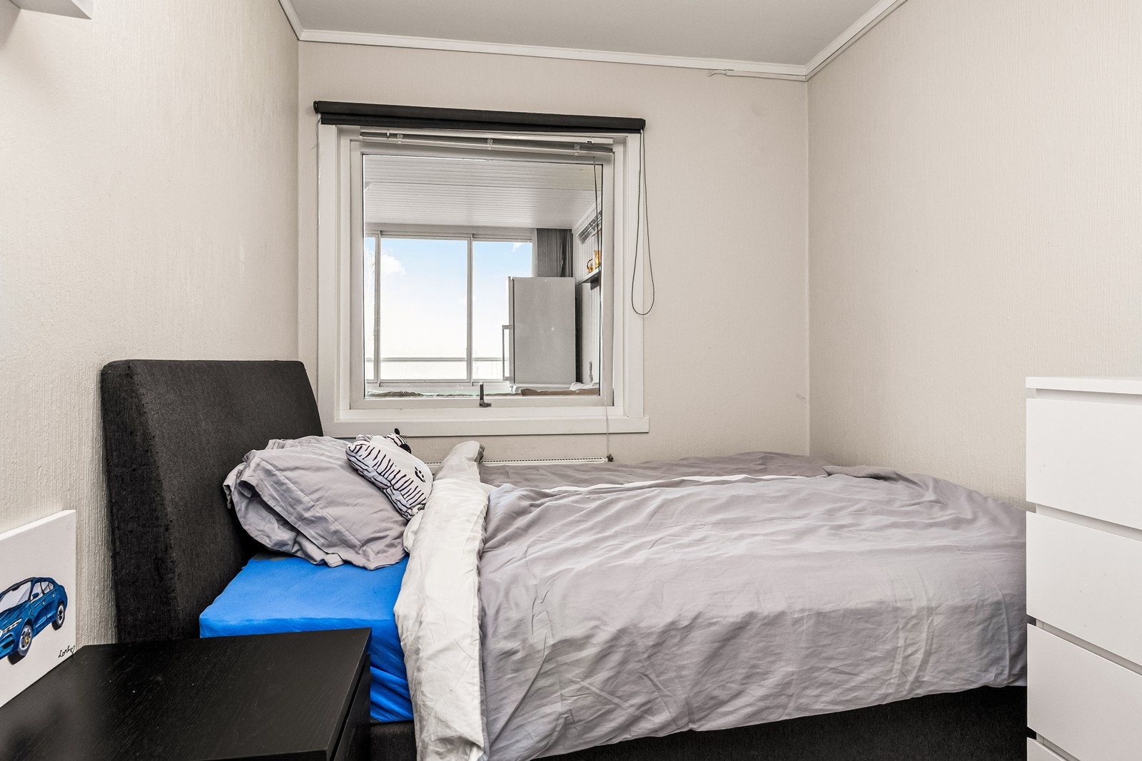 Soverom 2 med lyse overflater Galleribilde