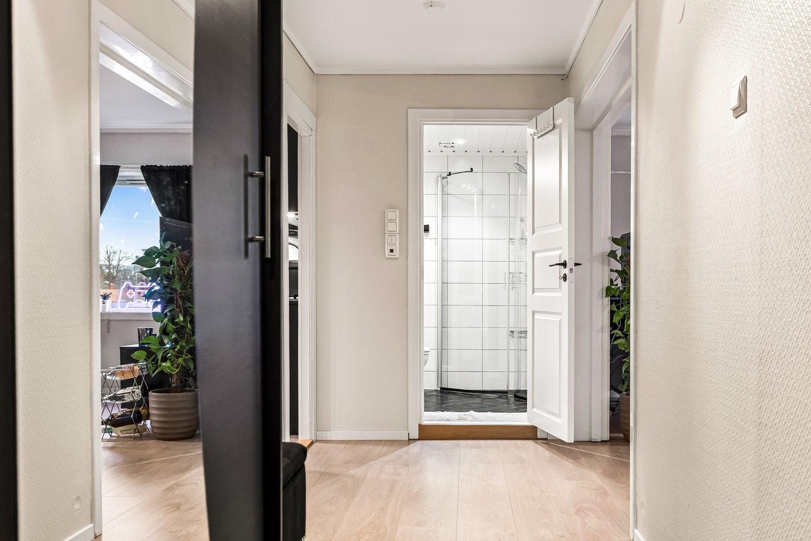 Via felles trappegang kommer man inn i en innbydende entré/gang med innsatt garderobeskap Galleribilde