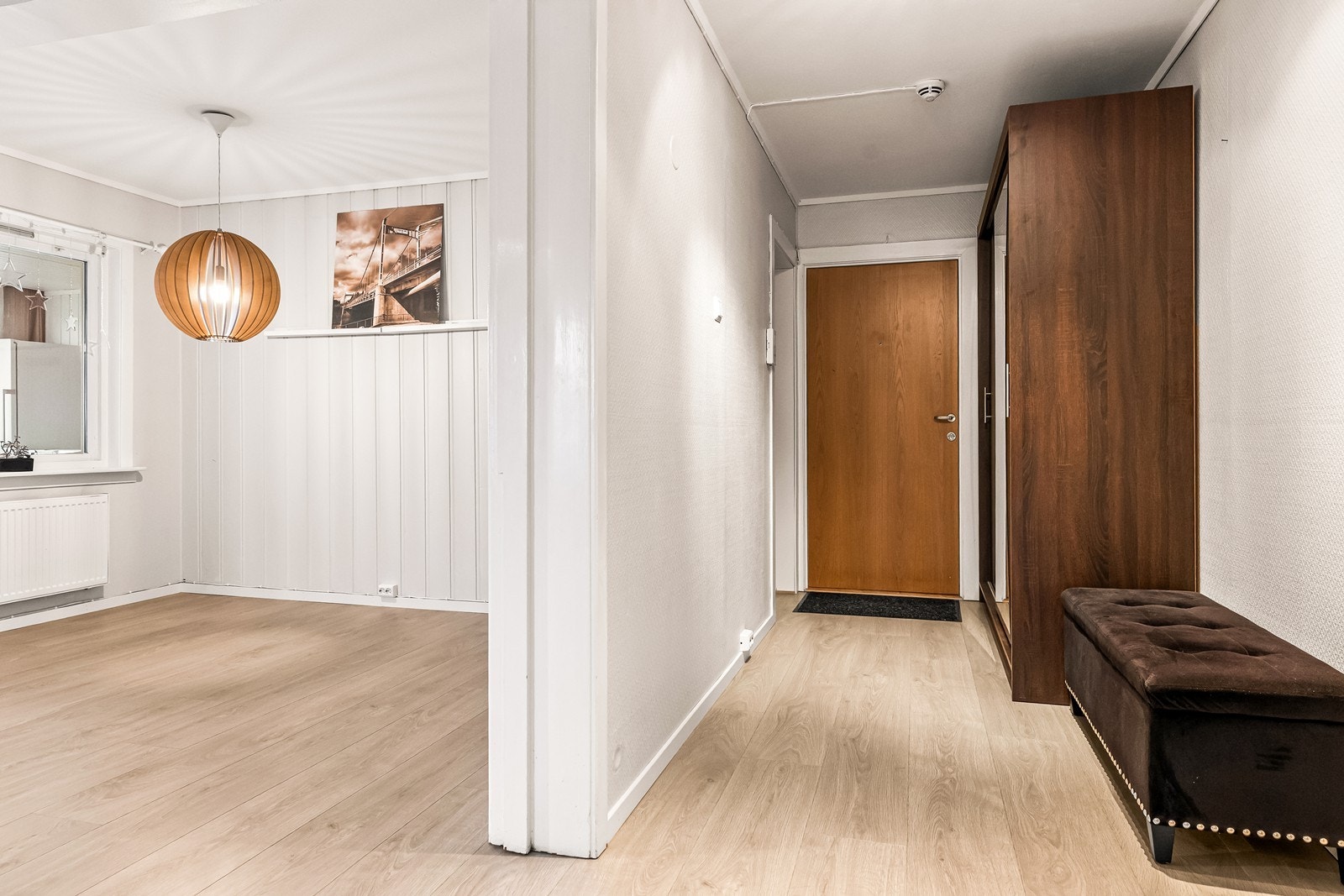 Lyse overflater og godt med lysinnslipp gir boligen en god atmosfære Galleribilde