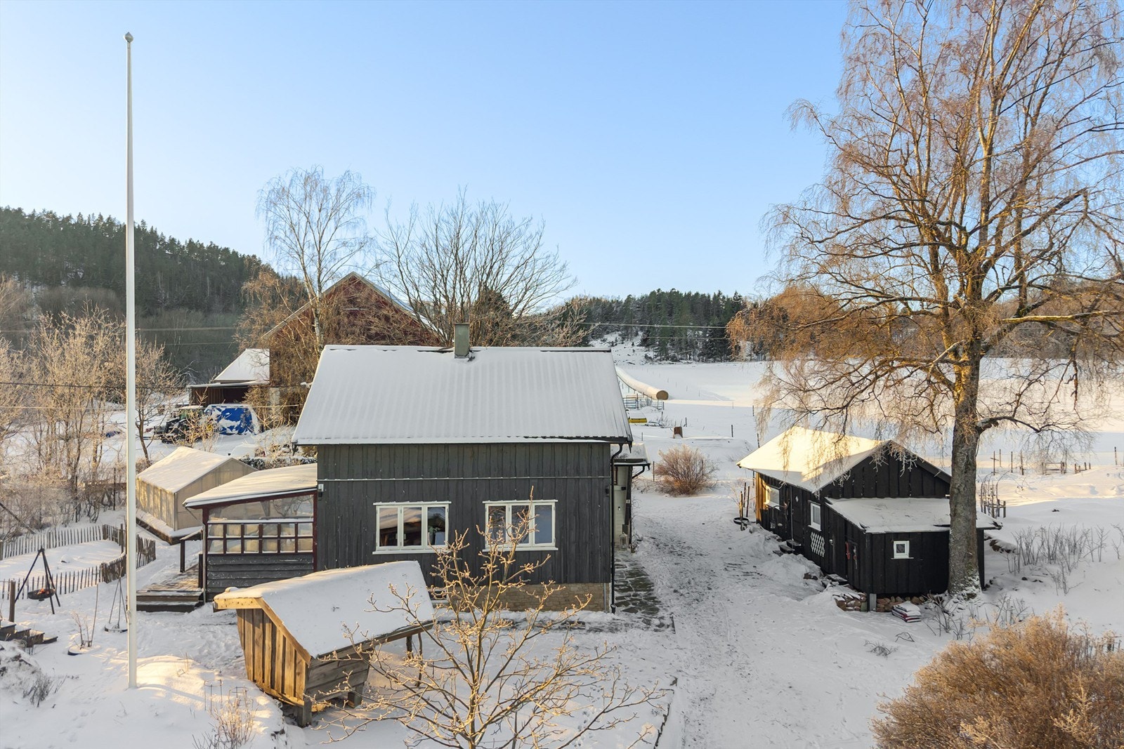 Eneboligen, uthus og med andehuset i front Galleribilde