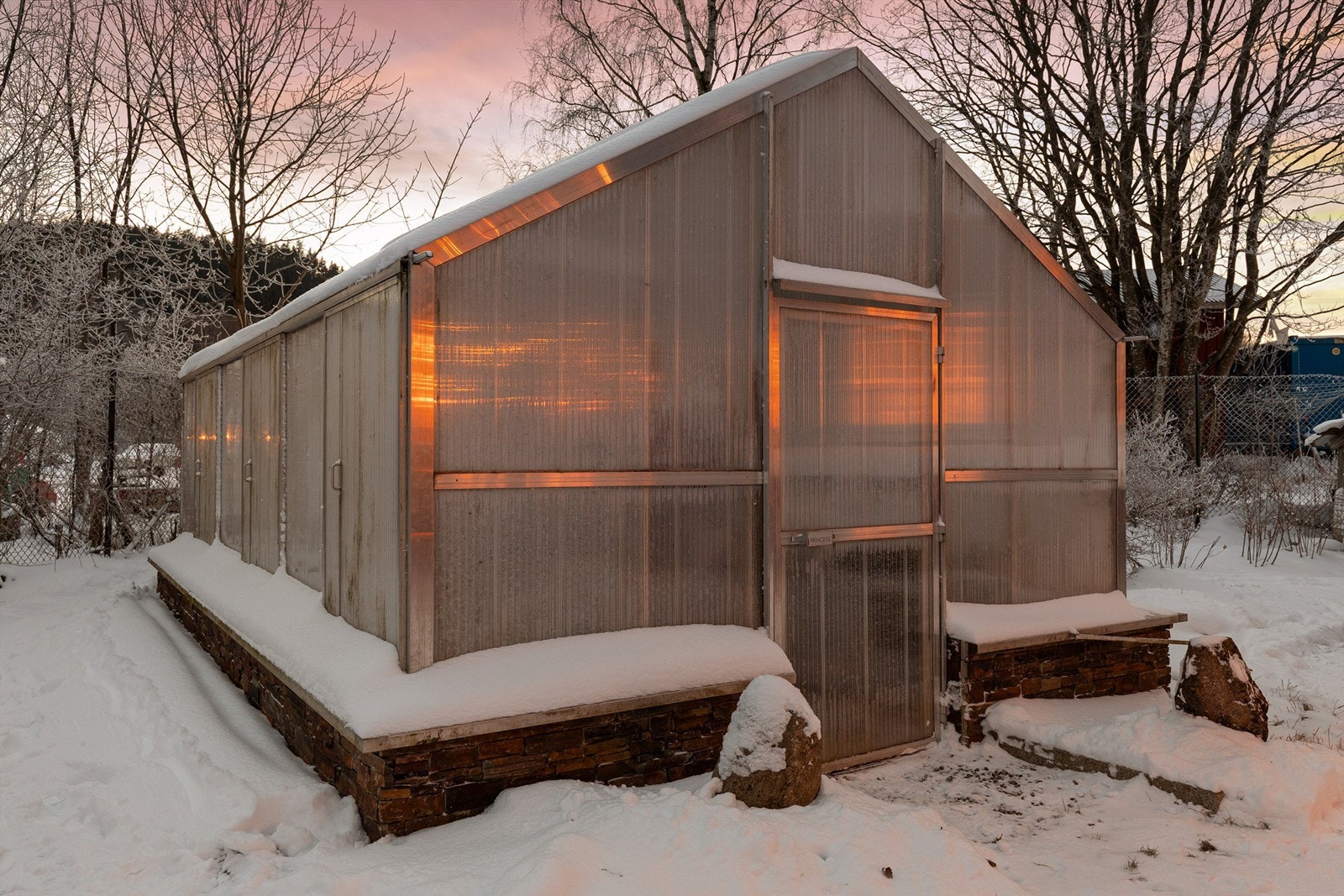 Stort drivhus til grønnsaker, blomster og frukt. Galleribilde