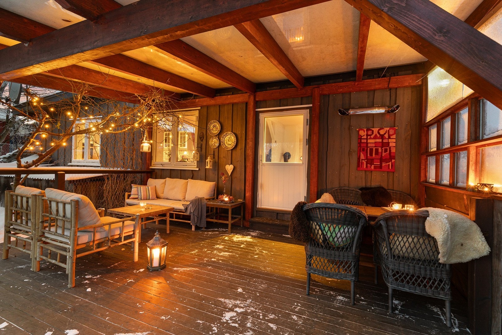 Koselig overbygget terrasse med utgang fra stuen. Galleribilde