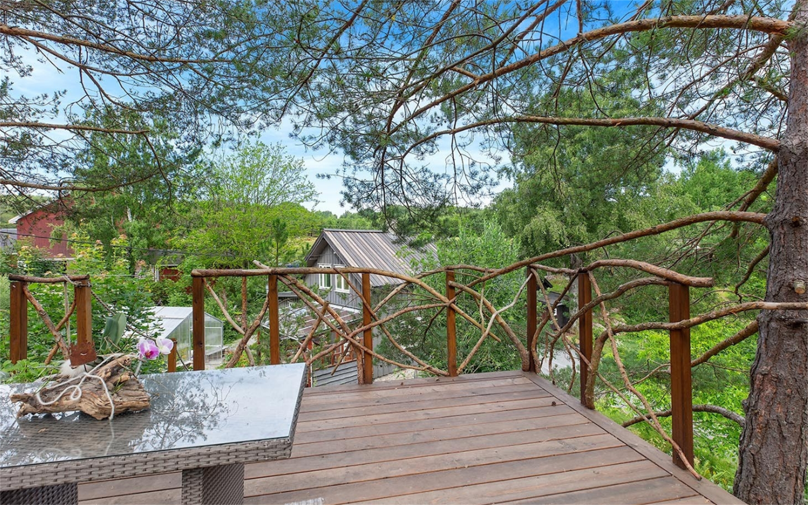 Utsiktsterrasse bygget i hagen - Ikke byggemeldt og godkjent - Noen trær er fjernet Galleribilde