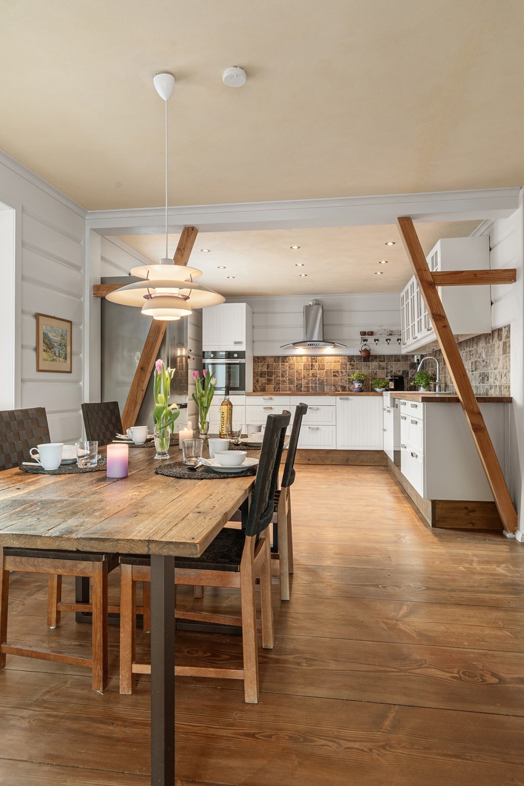 Romslig kjøkken med åpen løsning spisestue og stue. Galleribilde