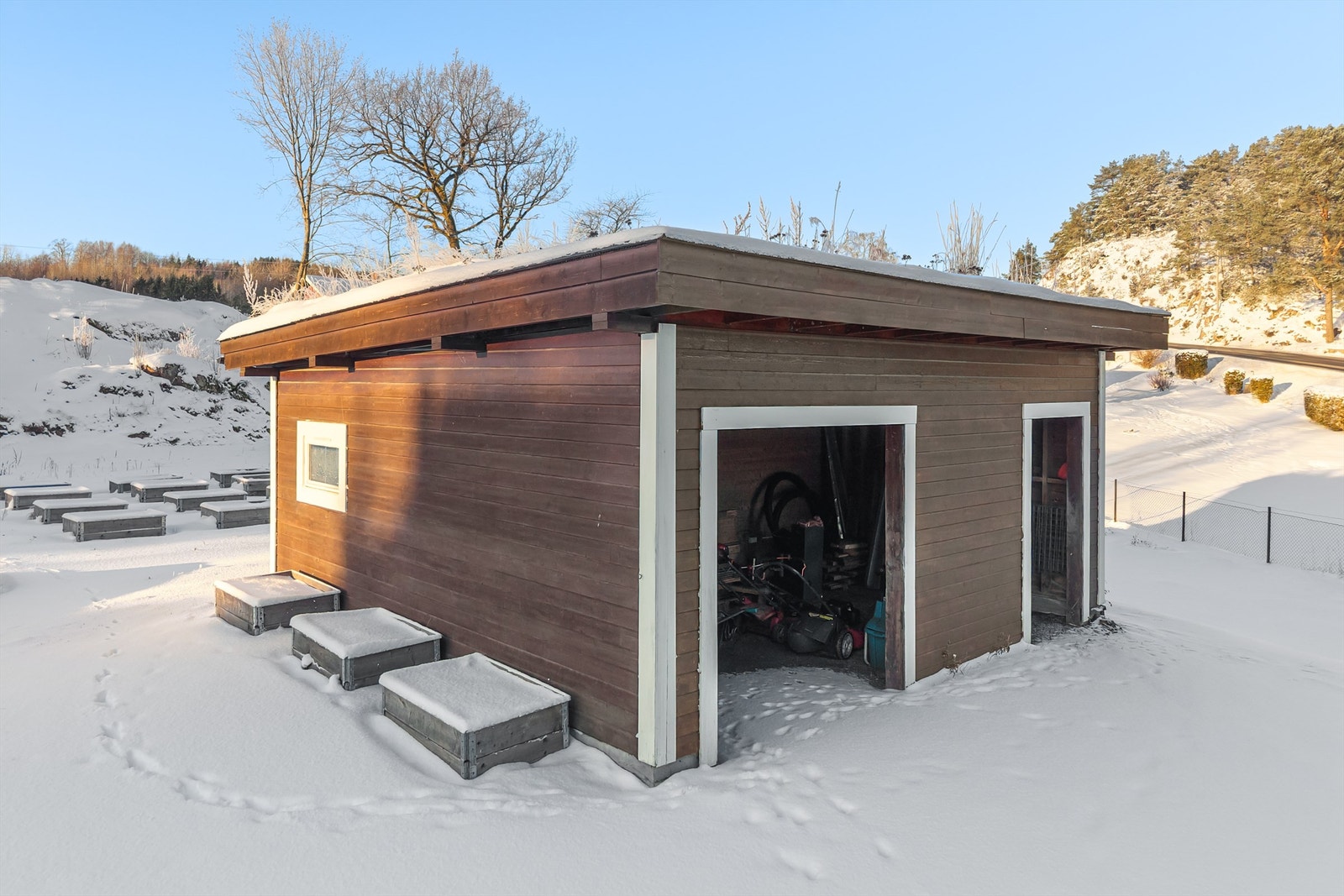 Utestall på nedsiden av tomten - Det er strøm og vann i stallen Galleribilde