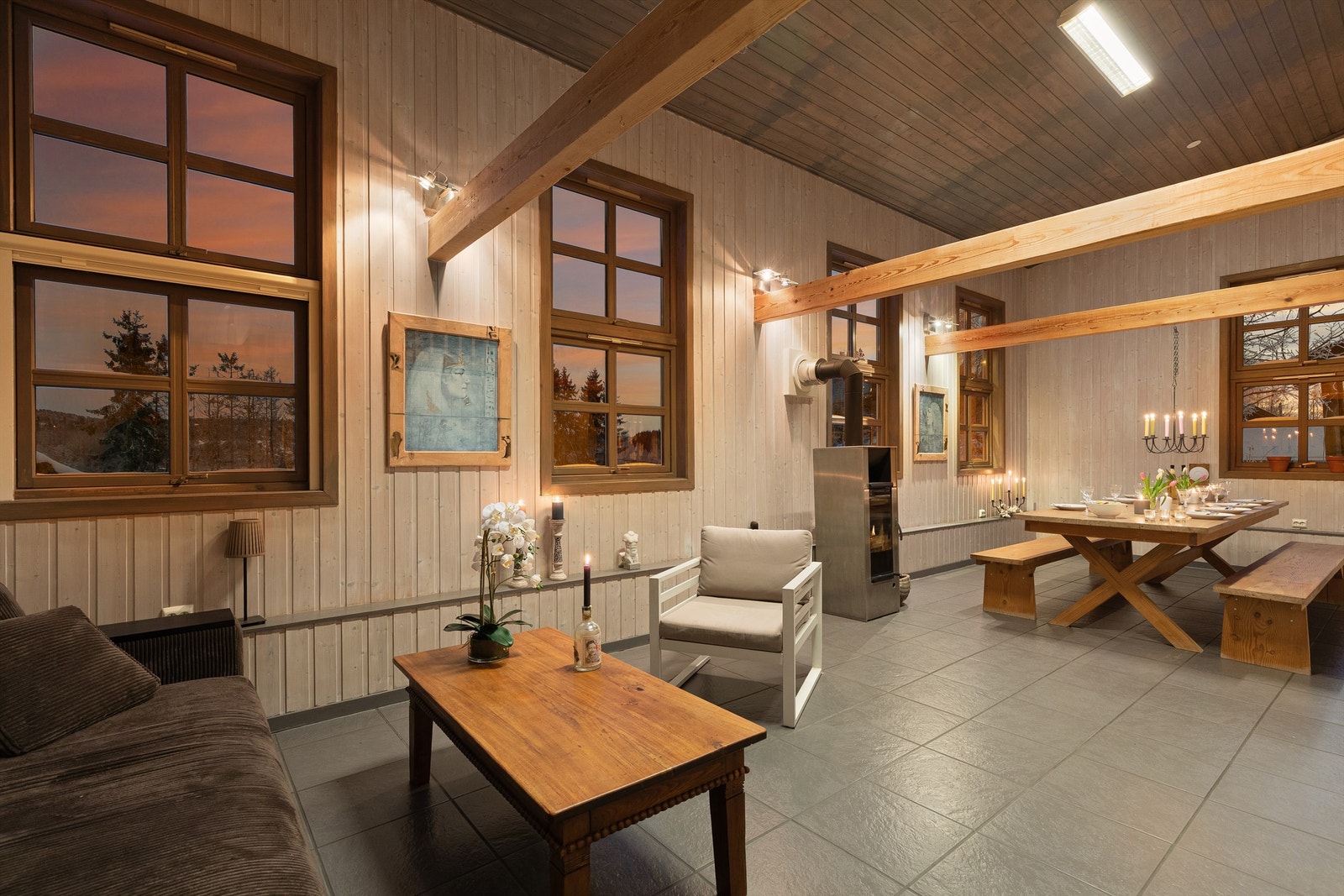 Atelier er pent innredet - Varmekabler i gulv samt peisovn Galleribilde