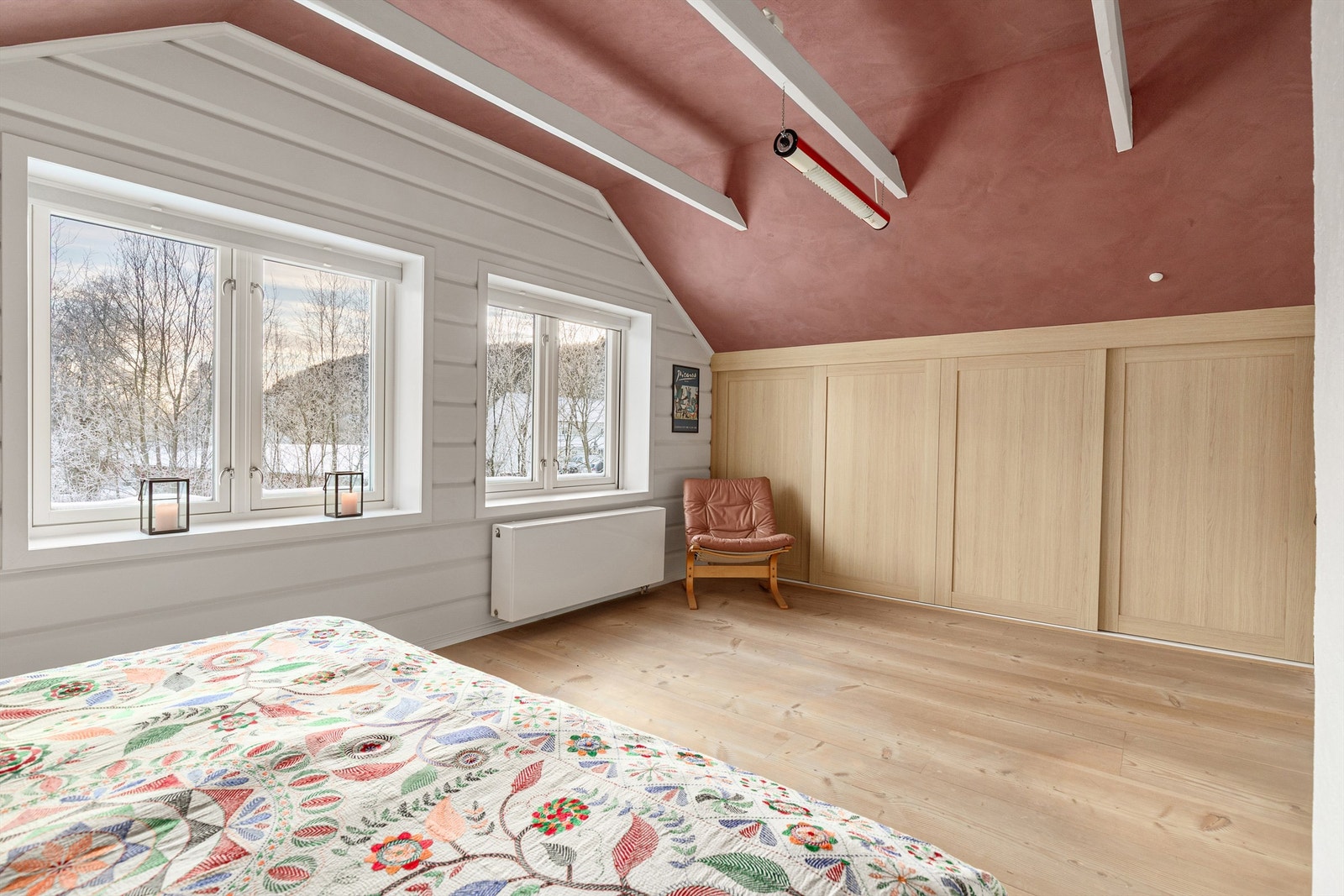 Soverommet har innebygget skyveddørsgarderobe fra Sigdal montert i 2023 Galleribilde