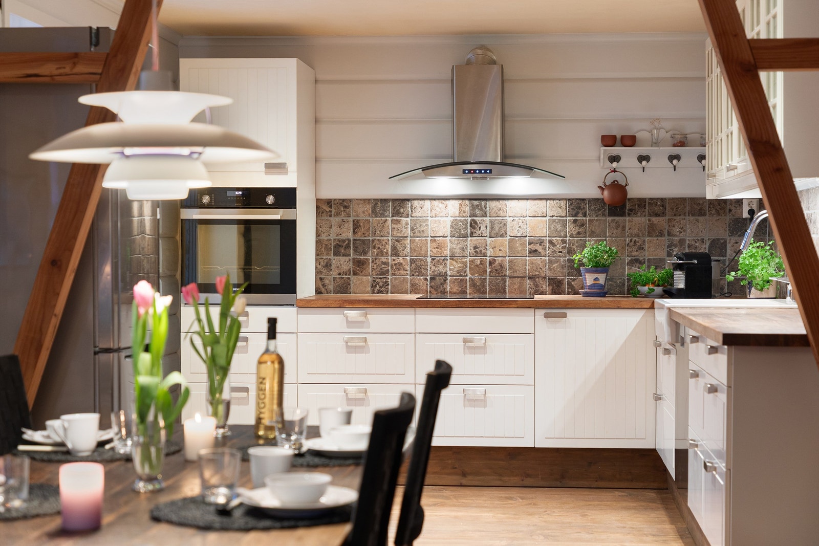 Lyst og pent kjøkken med integrerte hvitevarer Galleribilde