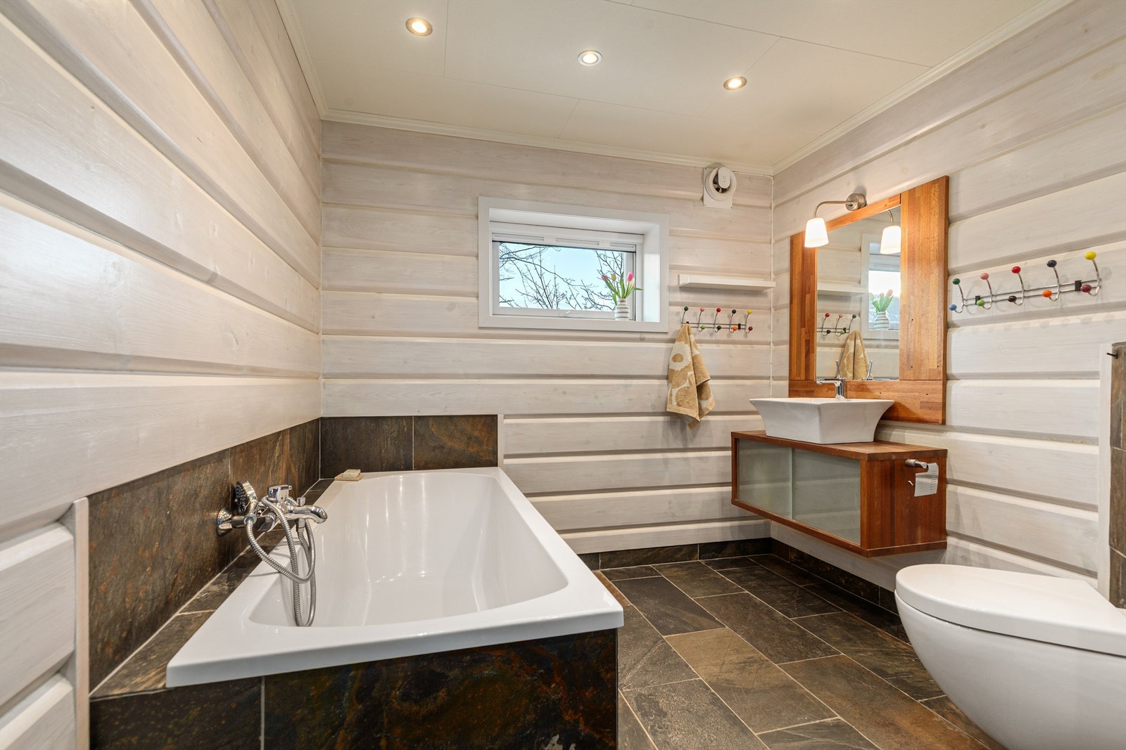 Det er både dusj samt badekar på badet Galleribilde