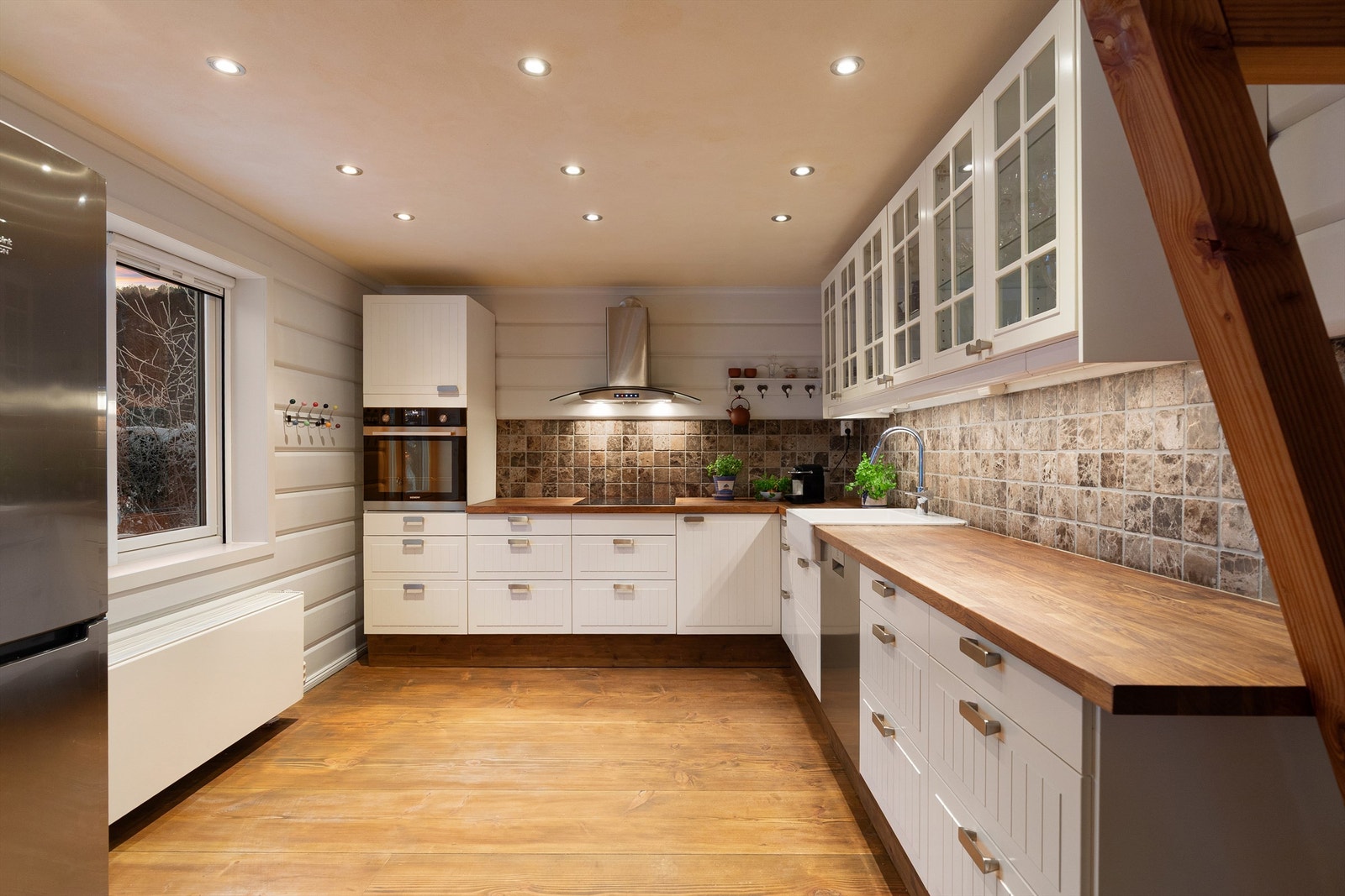 Velutstyrt og pent kjøkken Galleribilde