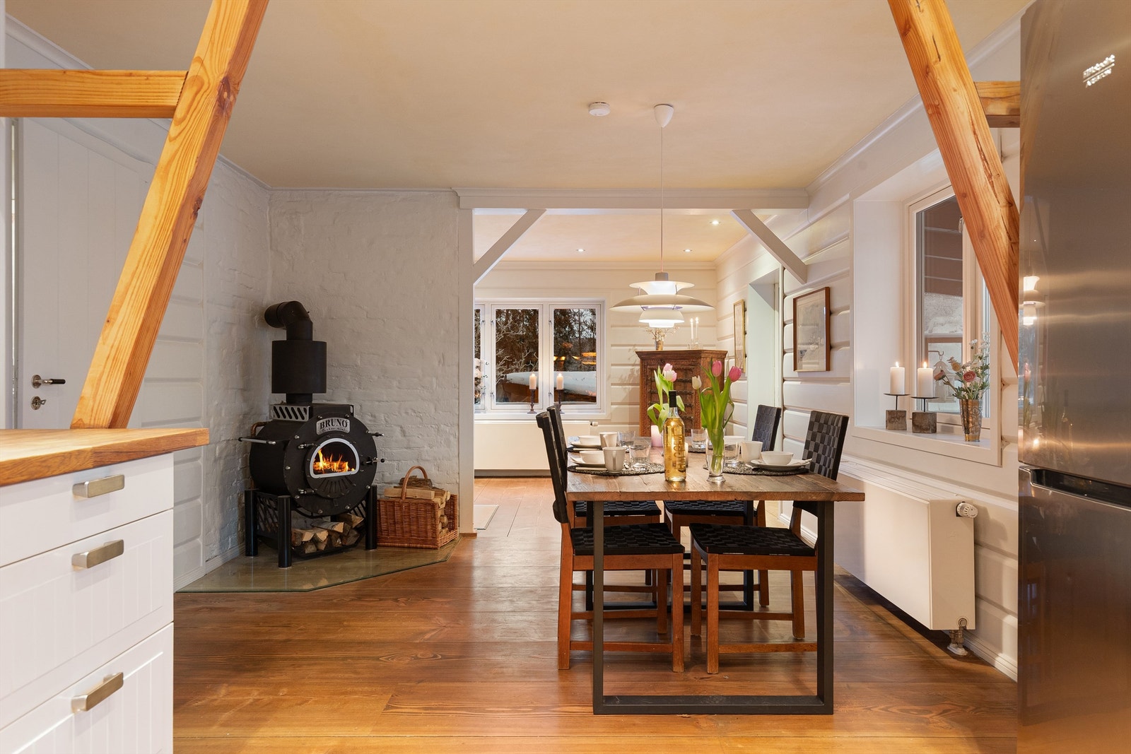 Det er god plass til en romslig spisestue - Flott vedovn som også er koblet til varmesentralen Galleribilde