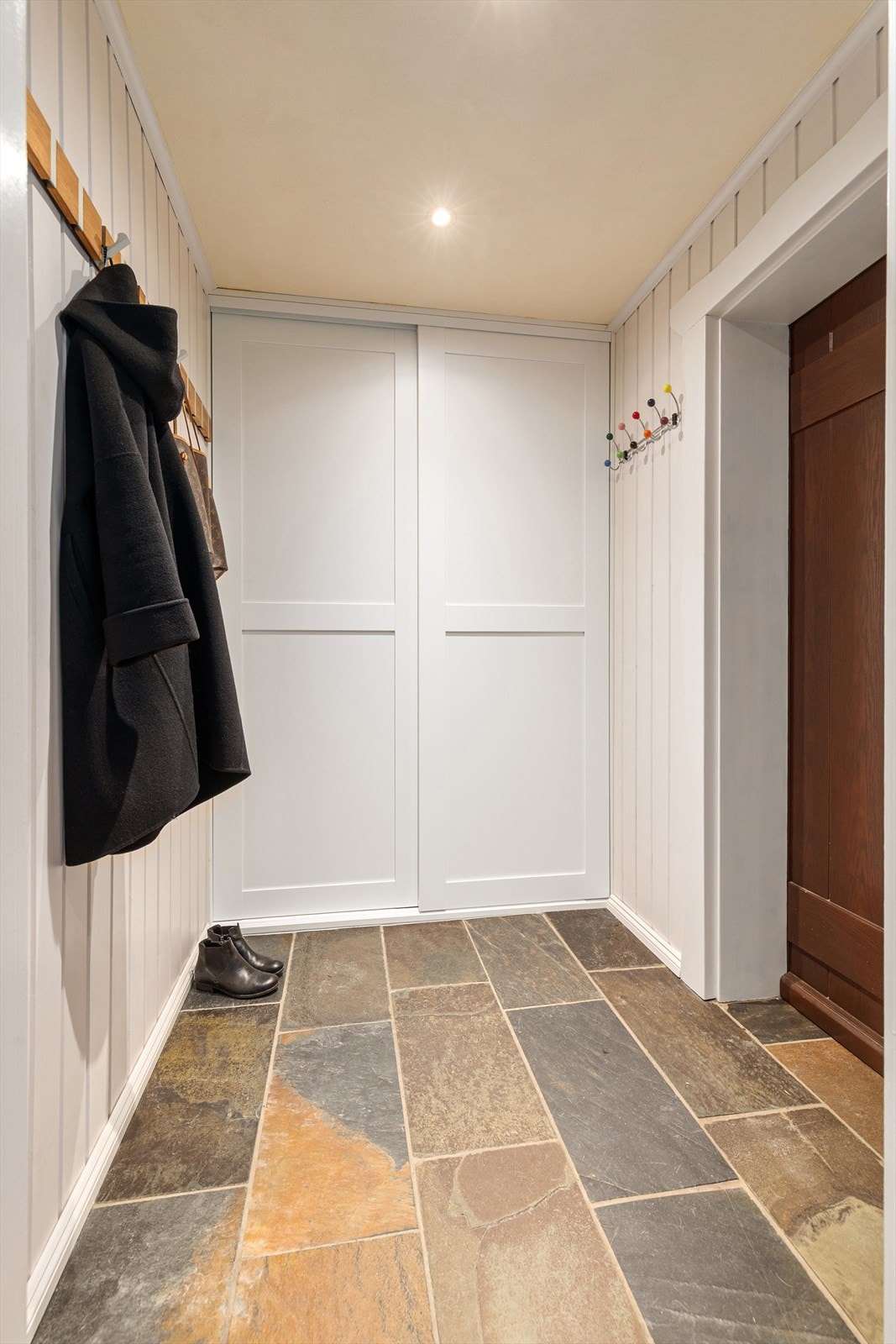 Praktisk entre med gulvvarme og skyvegarderobe Galleribilde