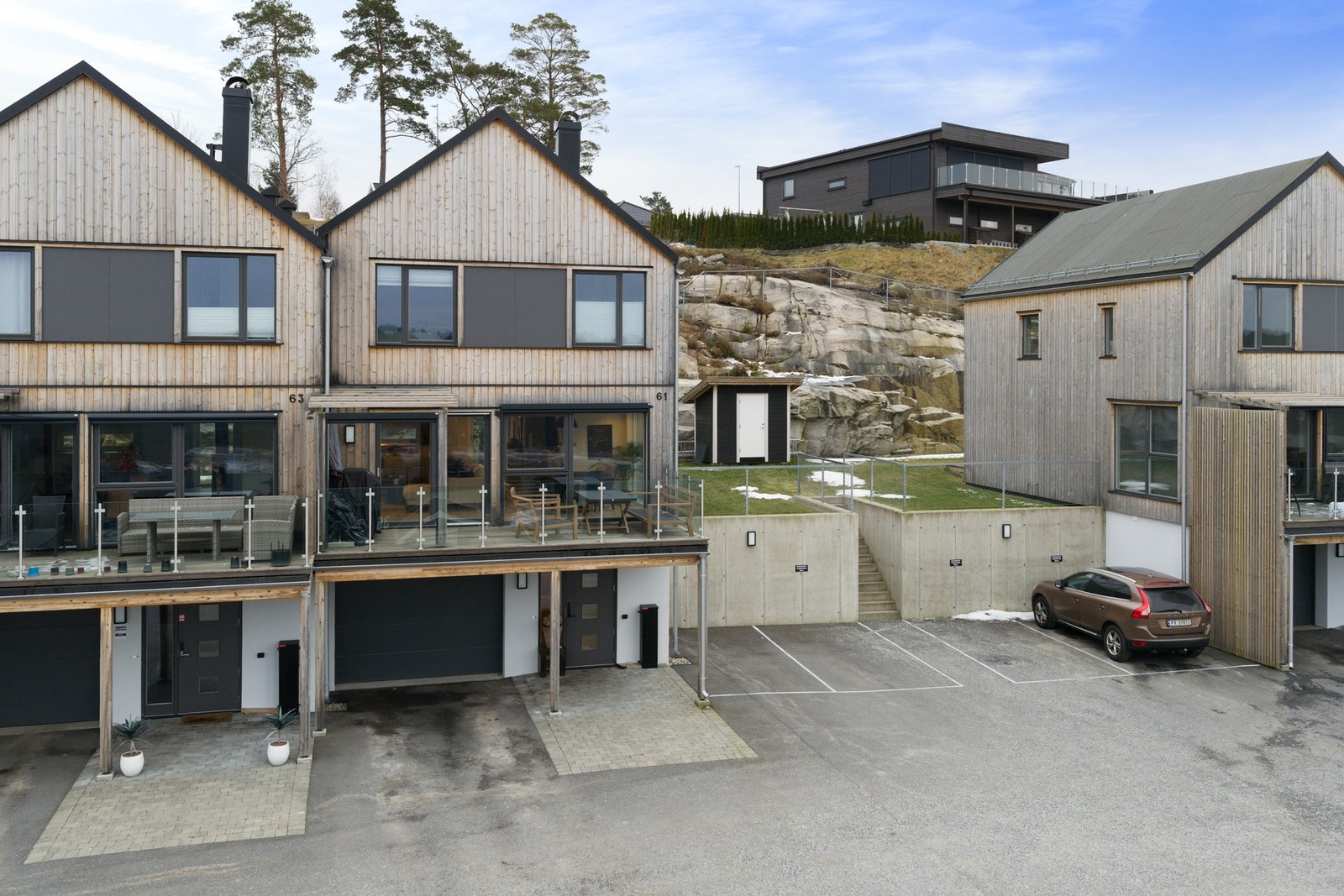 Parkering i integrert garasje og på fremsiden av eiendommen Galleribilde