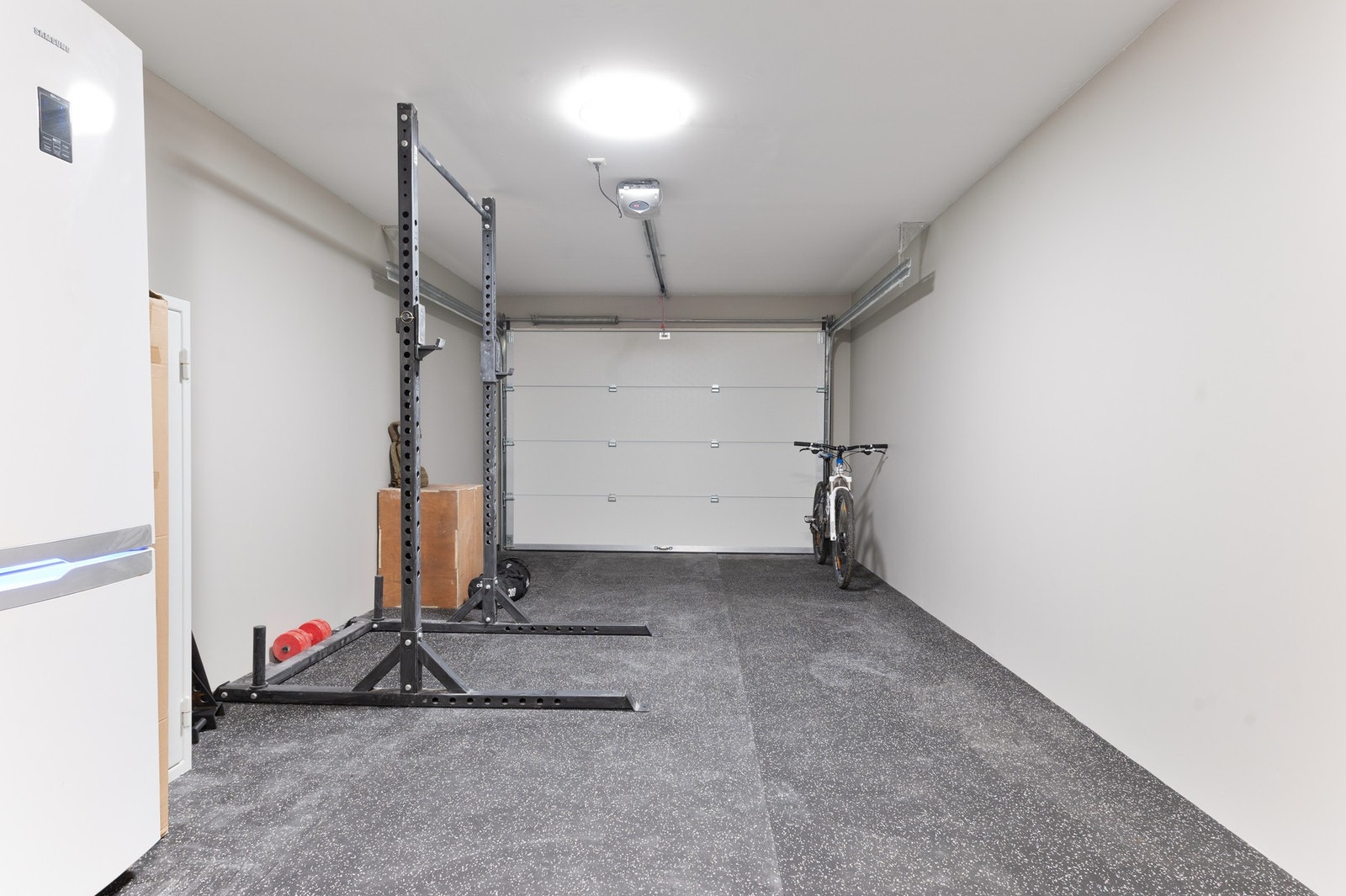 Garasjen er på ca. 29,4 kvm og gir god plass til bil og oppbevaring, samt elektrisk portåpner Galleribilde