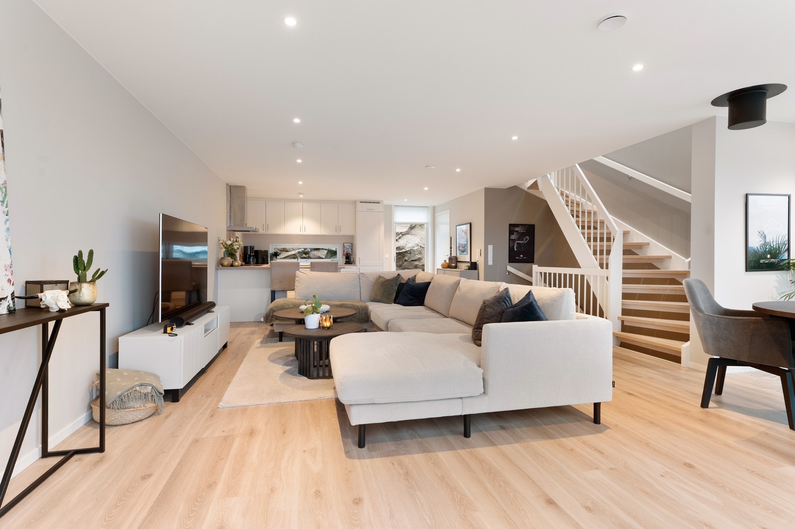 Det er åpen stue og kjøkken løsning som er perfekt for sosiale sammenkomster. Galleribilde