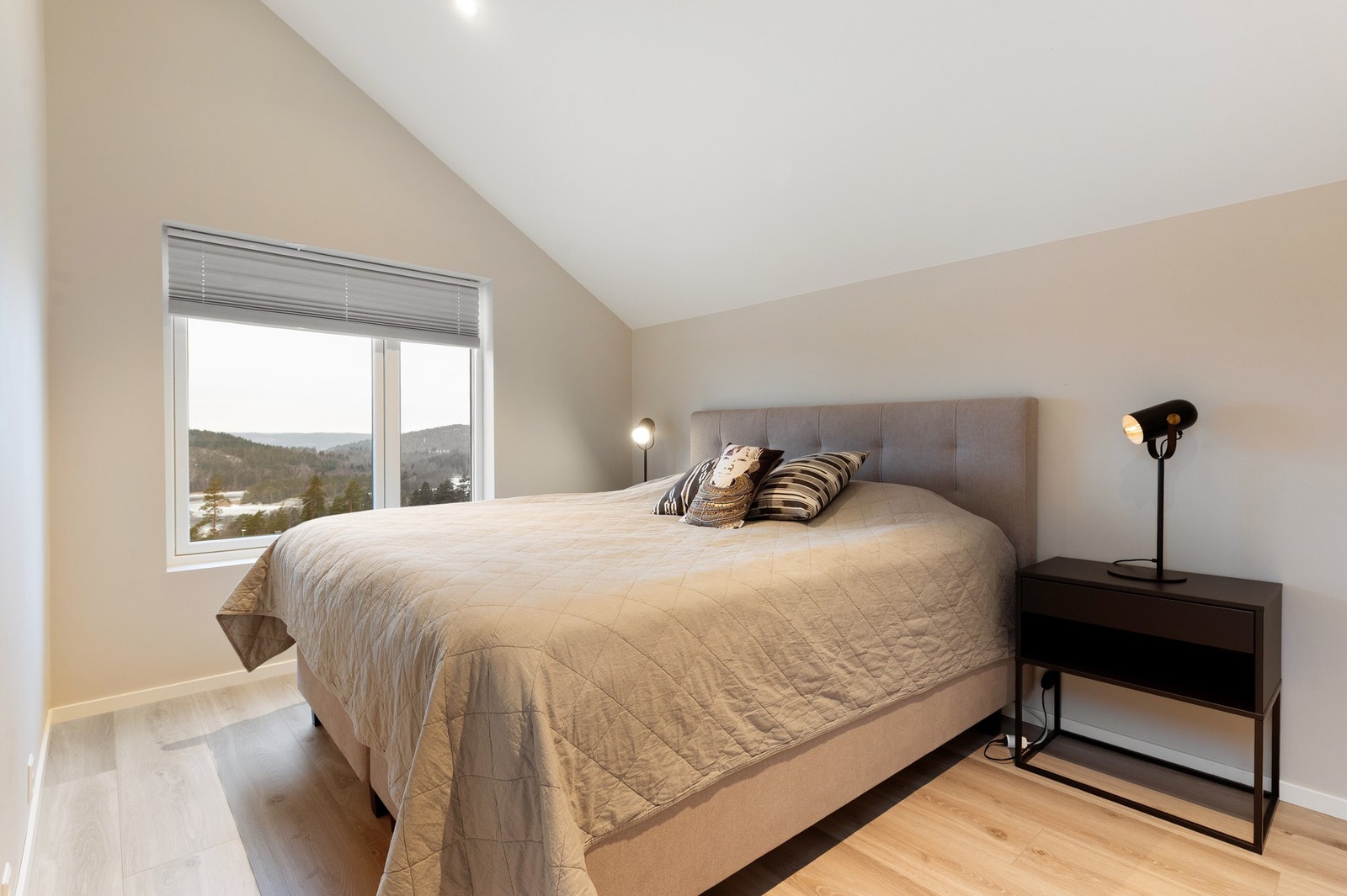 Lyst og romslig hovedsoverommet på ca. 12,7 kvm. Galleribilde