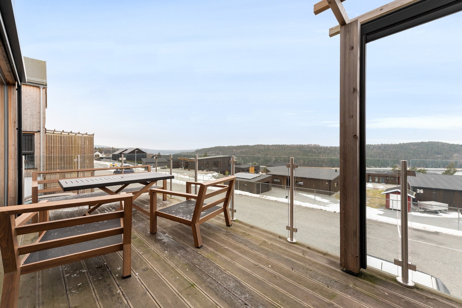 Balkongen ligger vestvendt med flott utsikt og gode solforhold Galleribilde