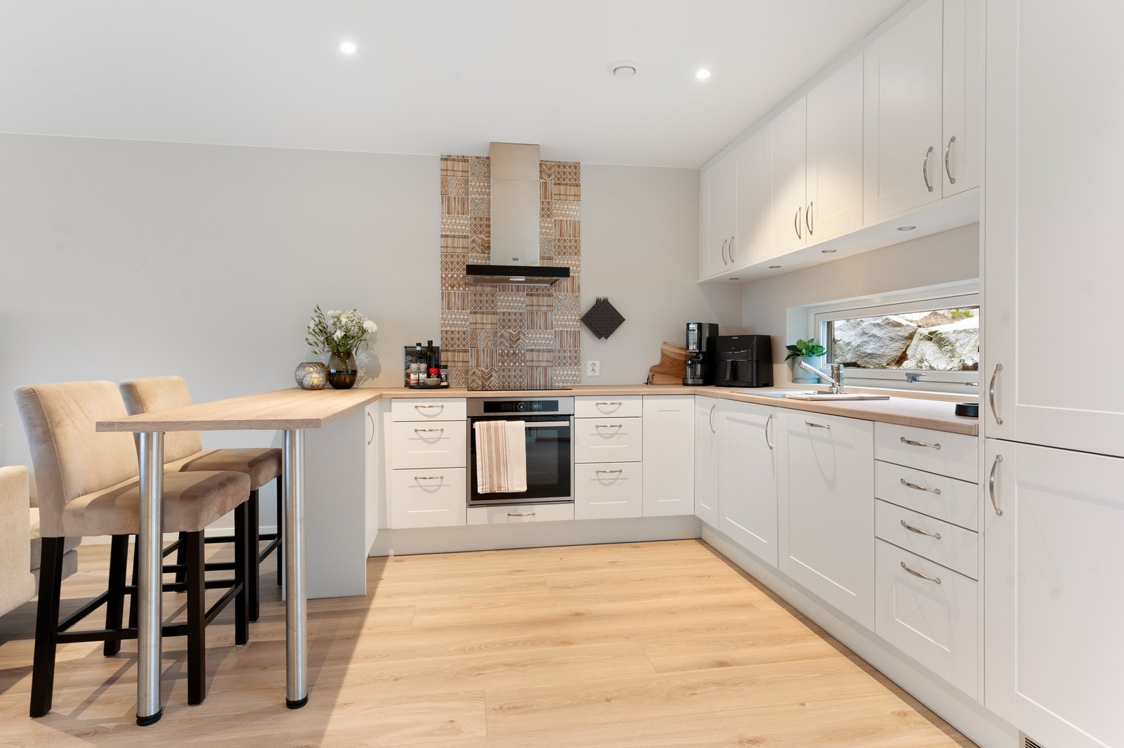 Flott kjøkkeninnredning i ett speils utførelse fra Mesterkjøkken Galleribilde