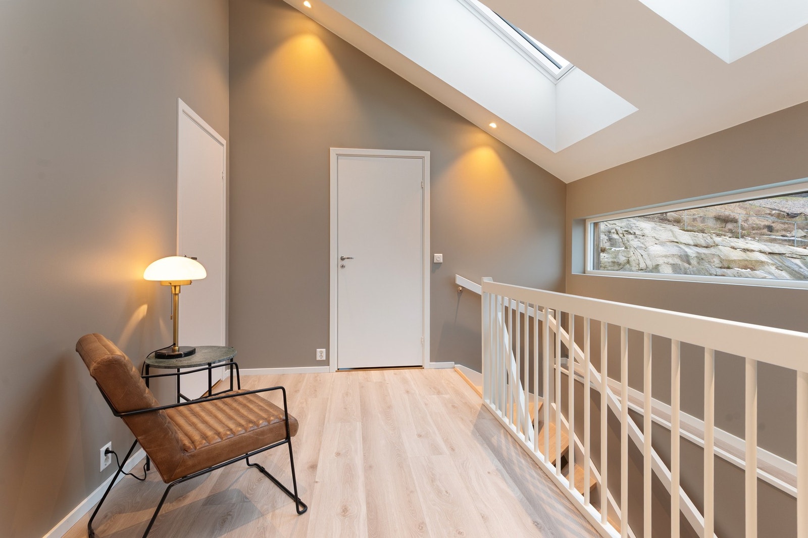 Oppgangen i 2. etasje har god takhøyde (Åpen himling) og vinduer i himlingen som slipper inn rikelig med lys og skaper en luftig romfølelse Galleribilde