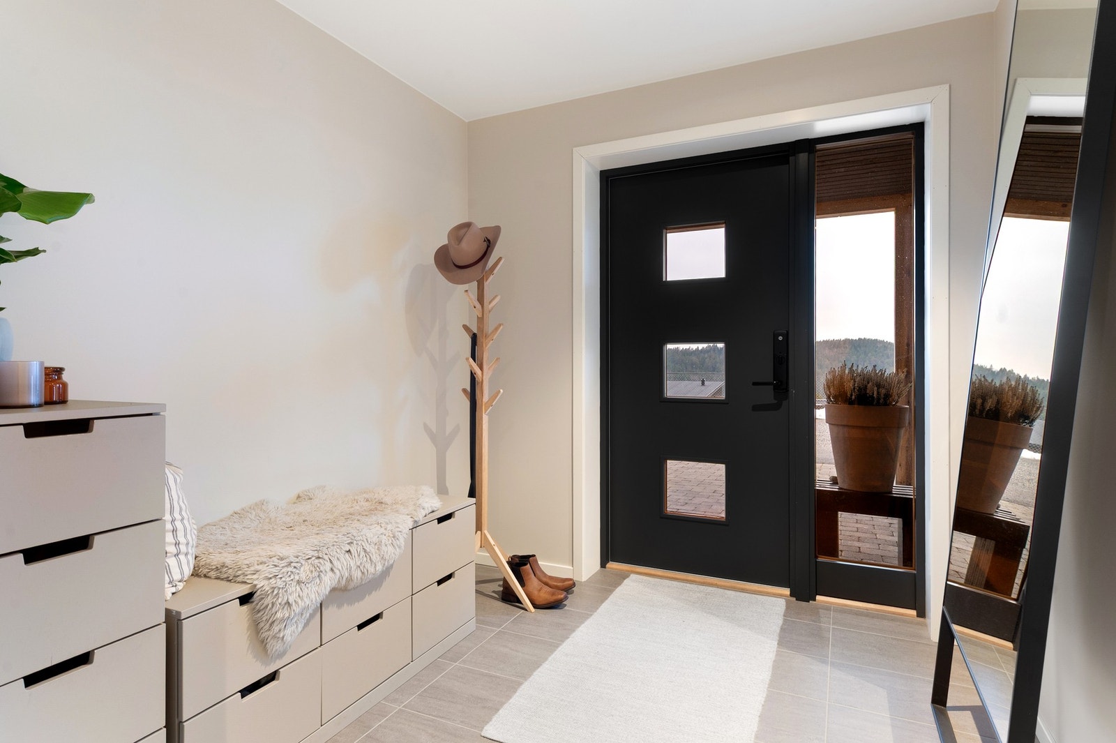 Du kommer inn i et romslig inngangsparti med gode oppbevaringsmuligheter for yttertøy og sko Galleribilde