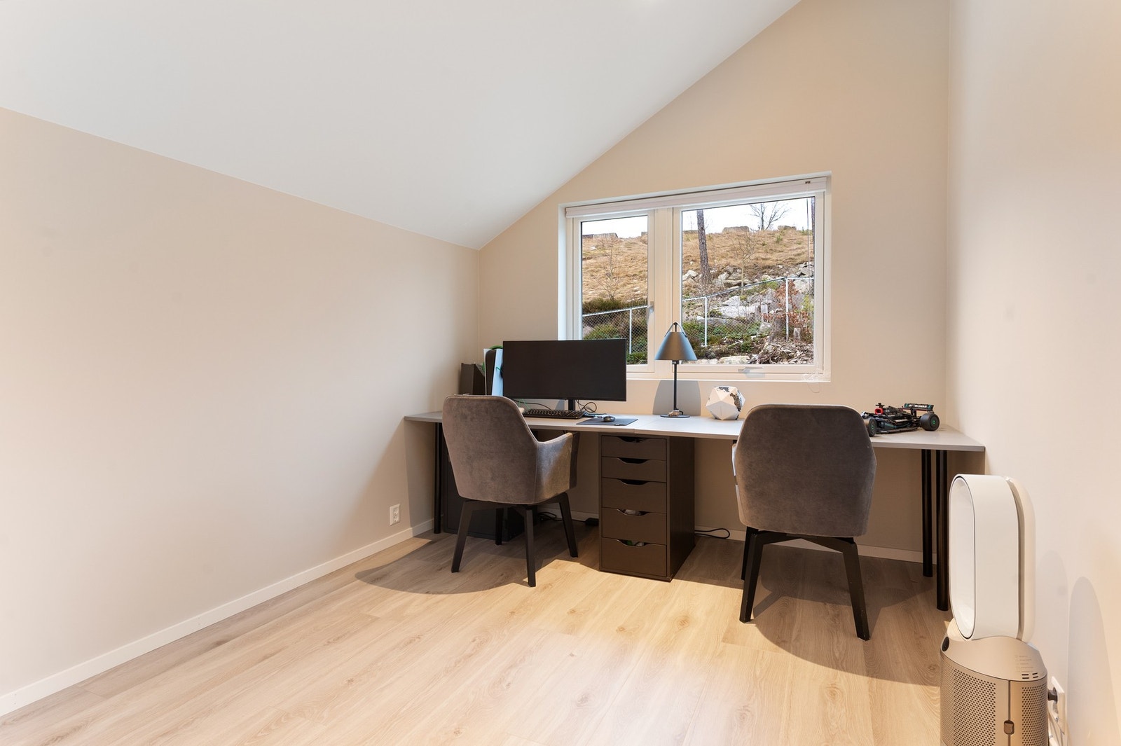 Soverom nr. 3 er på ca. 12,7 kvm. Rommet brukes i dag som kontor Galleribilde