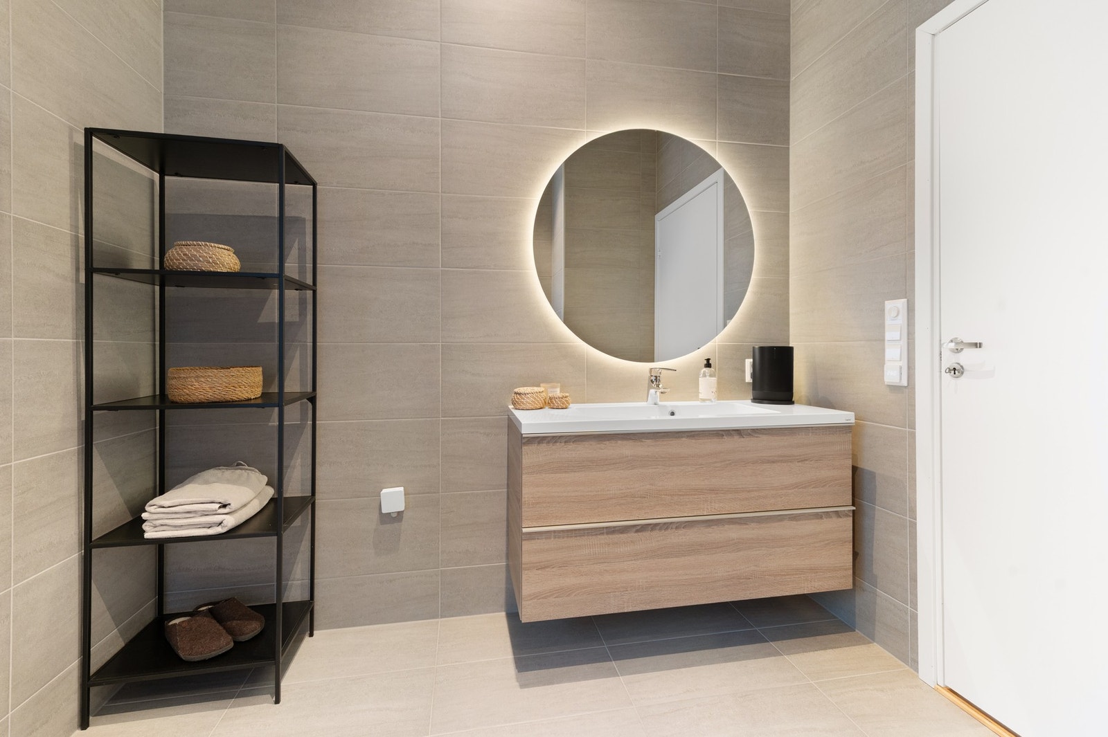 Pent og moderne bad med tidløse fliser og en flott innredning Galleribilde