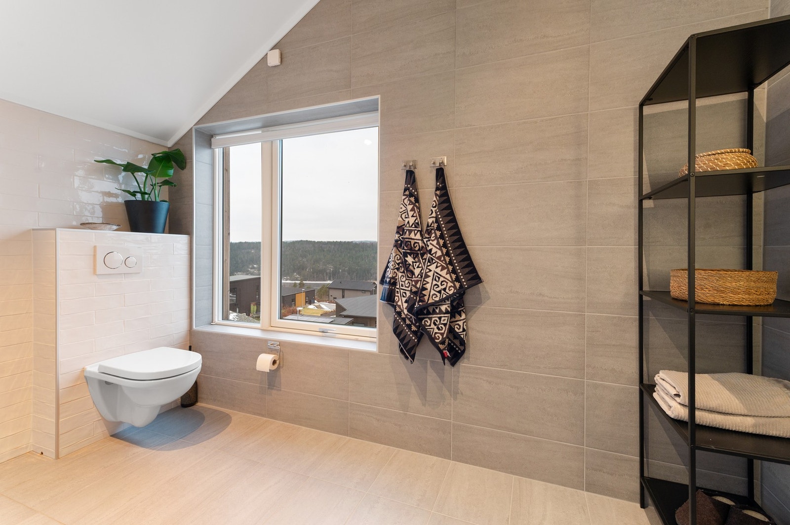 Romslig bad på ca. 8,9 kvm med flott utsikt over det omkringliggende området Galleribilde