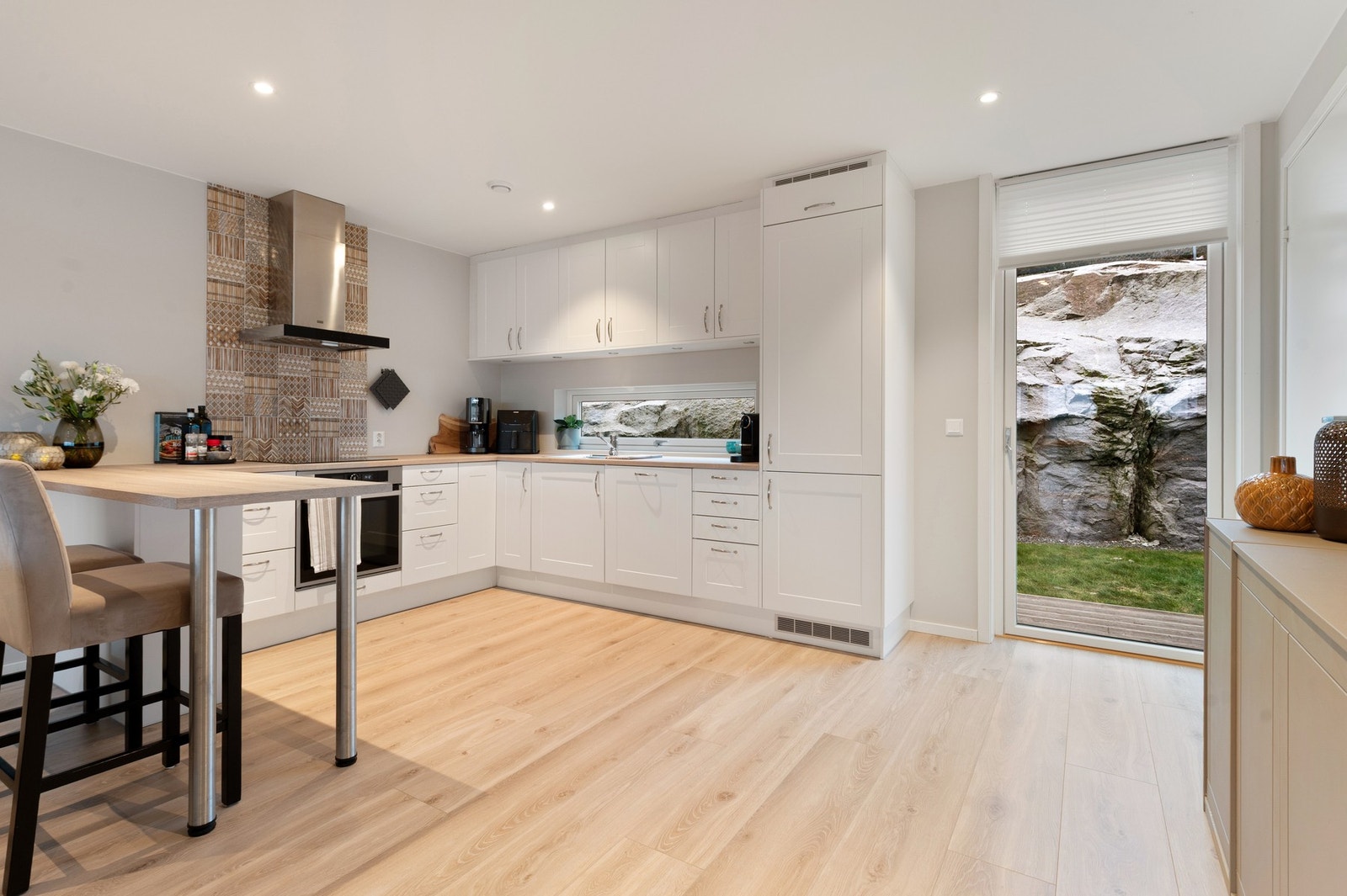 Kjøkkenet har rikelig med skap og benkeplass Galleribilde