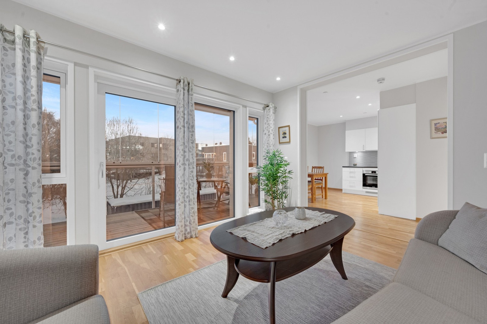 Velkommen inn! Stuen har delvis åpen løsning mot kjøkken som gir gode soner for både avslapning og sosiale sammenkomster. Galleribilde