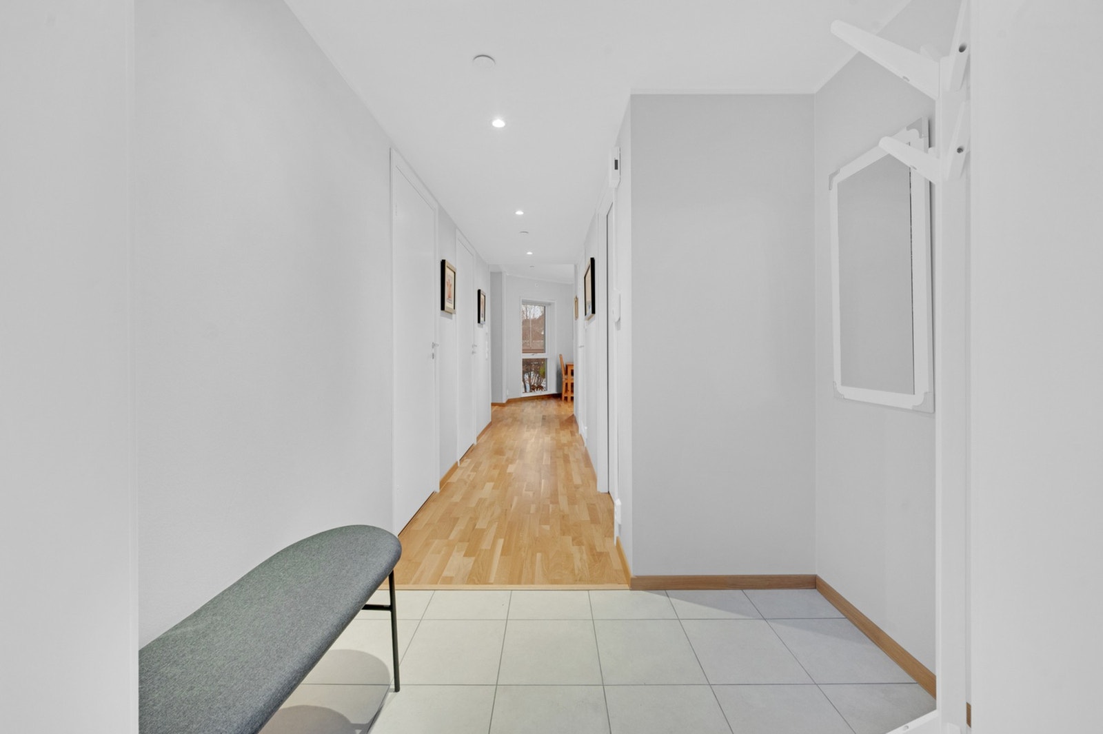 Lys og innbydende entré med mulghet for garderobeløsning. Galleribilde