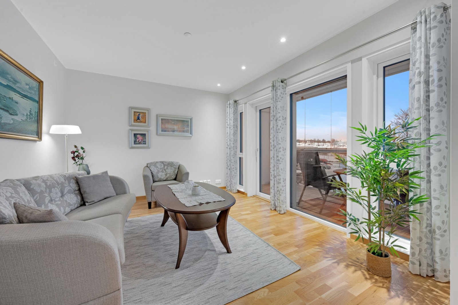 Lys og romslig stue med store vindusoverflater som gir godt med naturlig lysinnslipp. Galleribilde