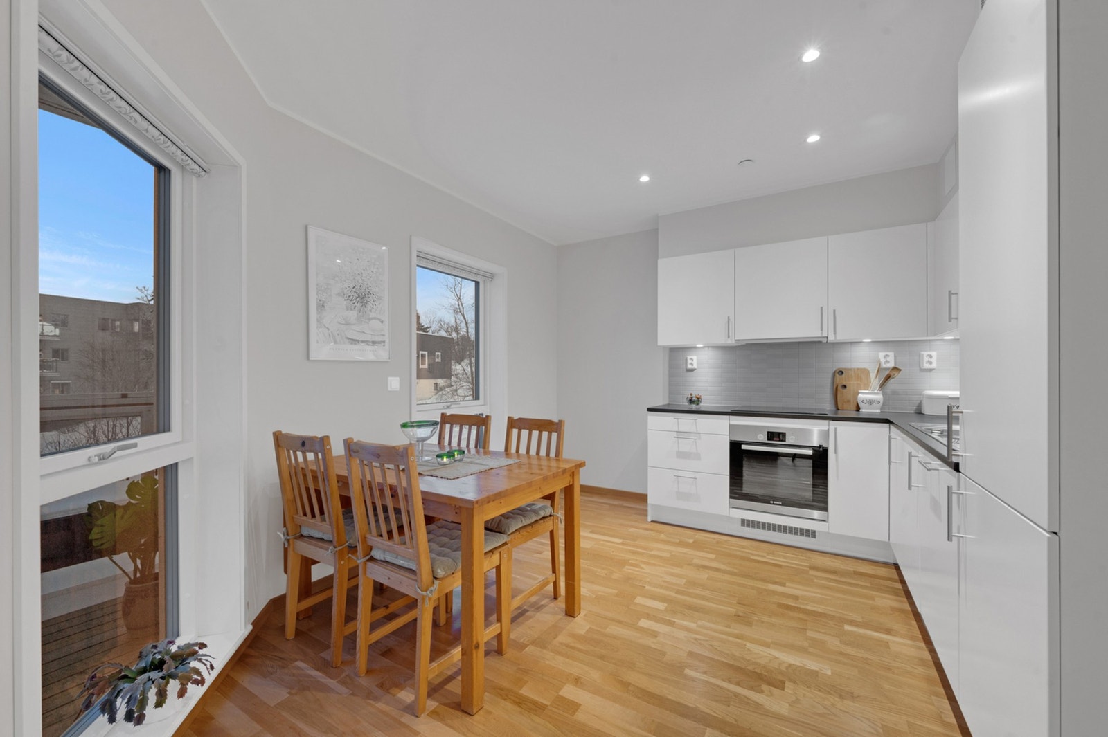 Praktisk og delikat kjøkken med god benkeplass og rikelig med oppbevaringsplass. Galleribilde