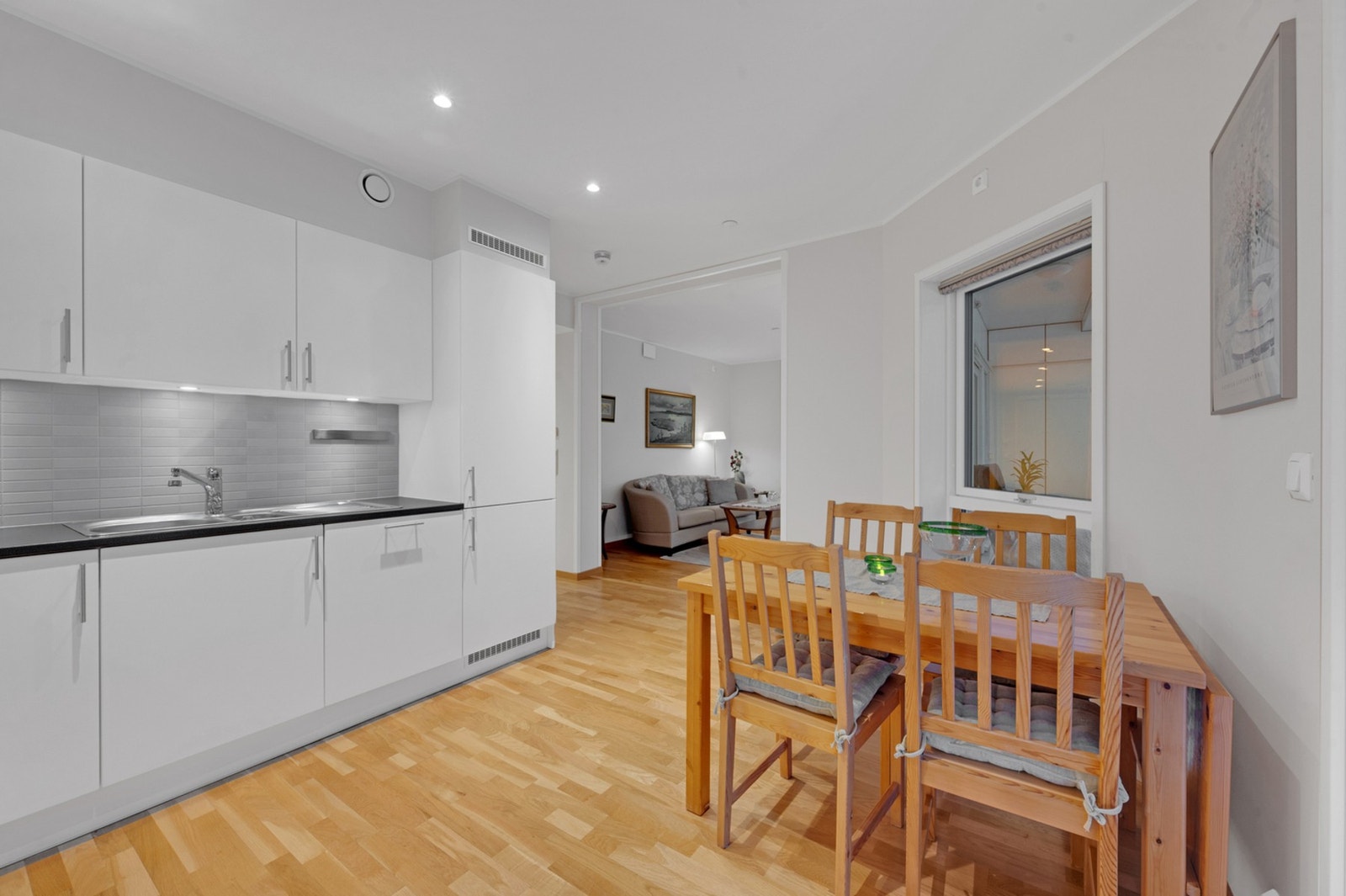 Romslig kjøkken som gir god plass til spisebord. Galleribilde