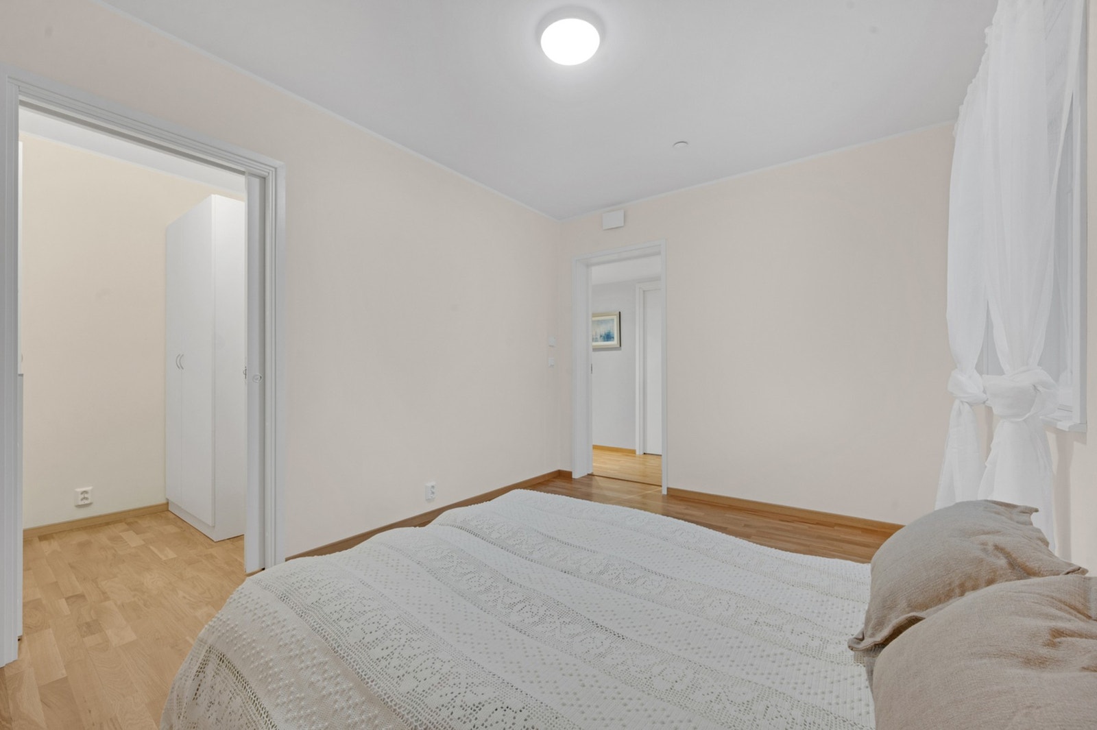 Soverommet inneholder walk-in med mulighet for god garderobeløsning. Galleribilde